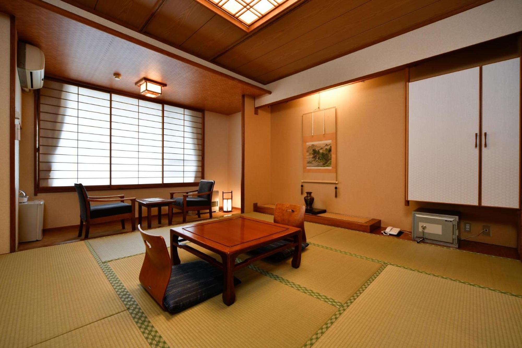 Japanese-Style Room with Shared Bathroom - Photo 3