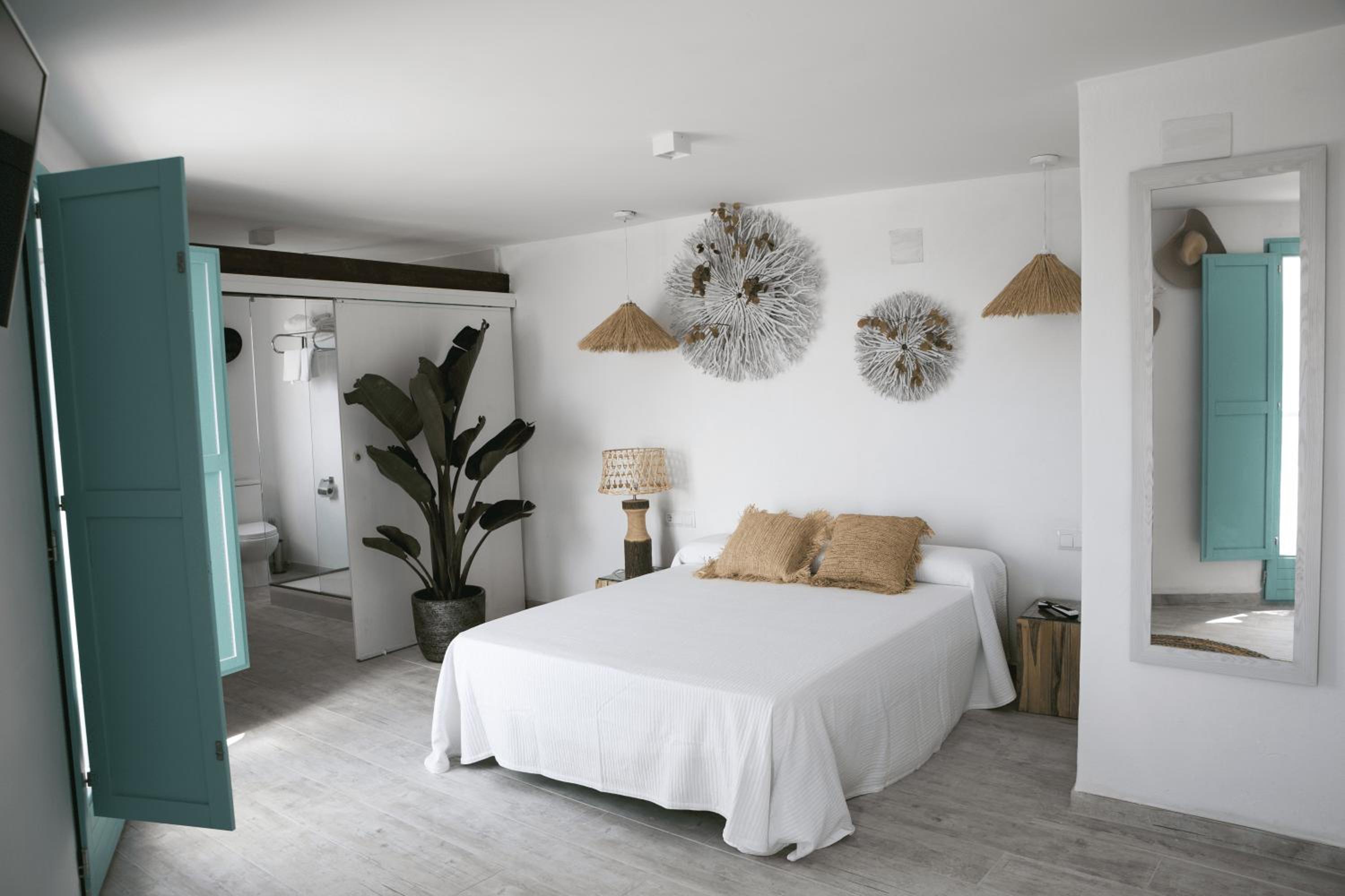 Deluxe Double Room with Balcony and Sea View photo 3
