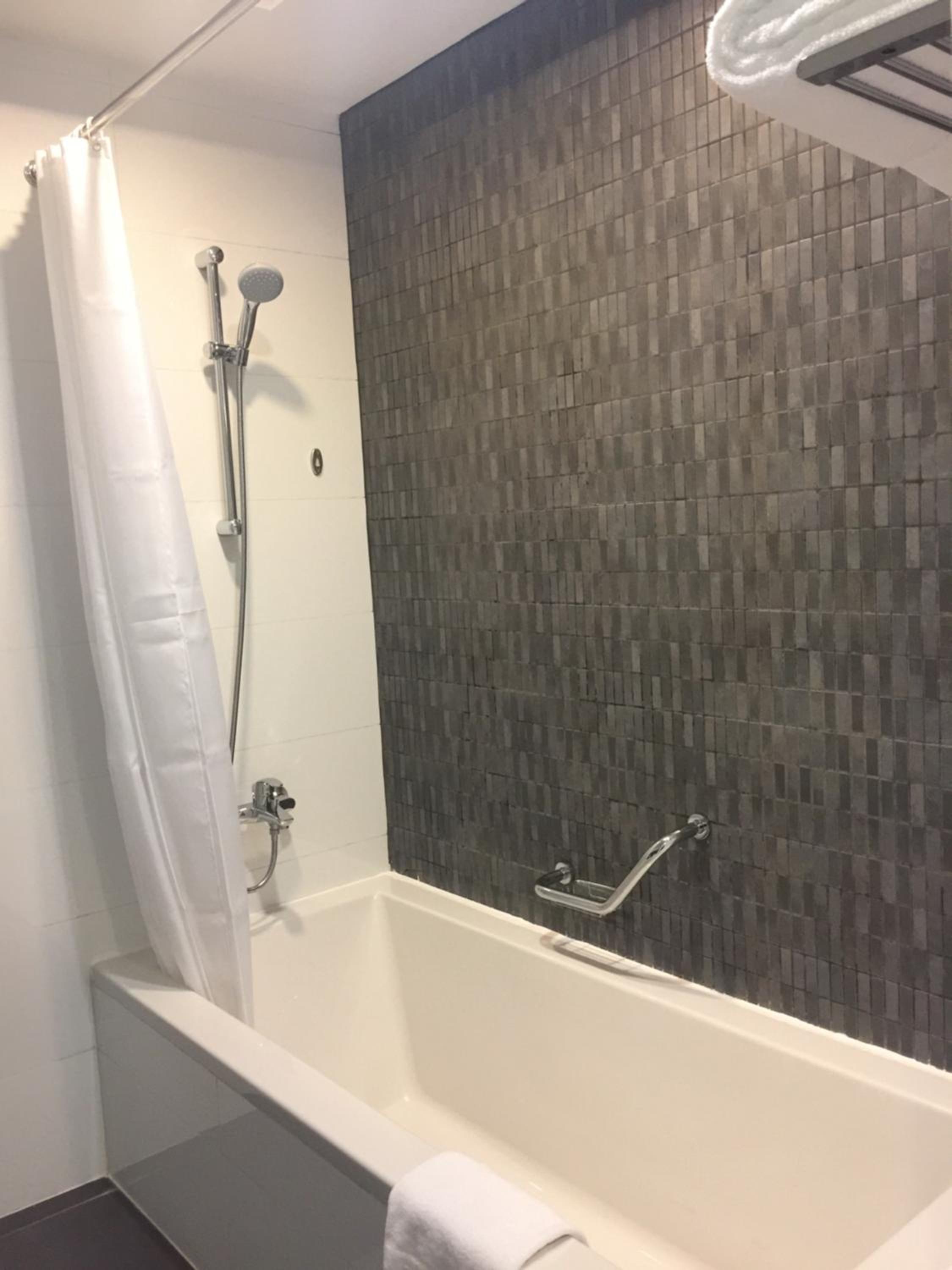 Deluxe King Room with City View photo 3