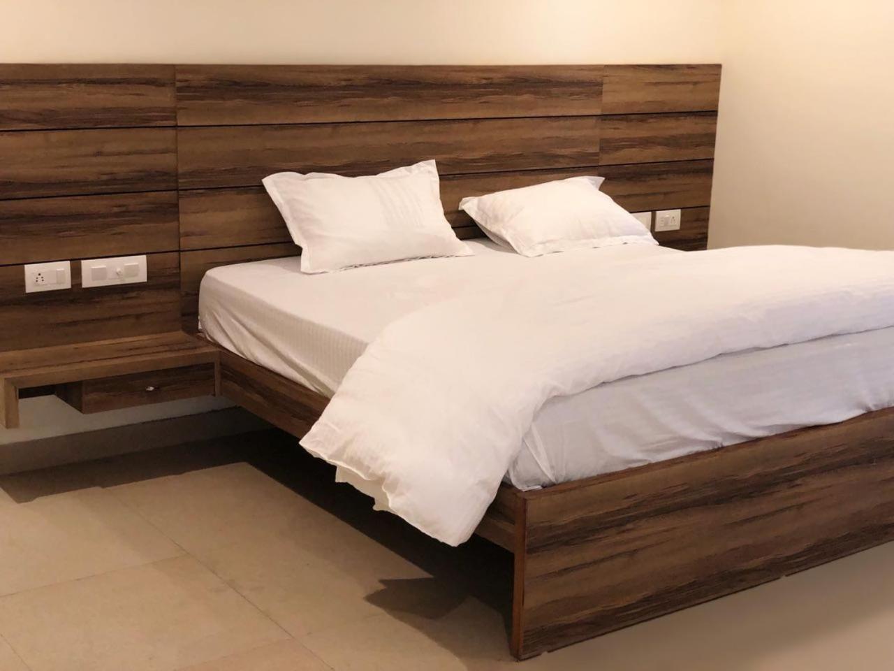 Deluxe Double Room (2 Adults + 1 Child) - Photo 12