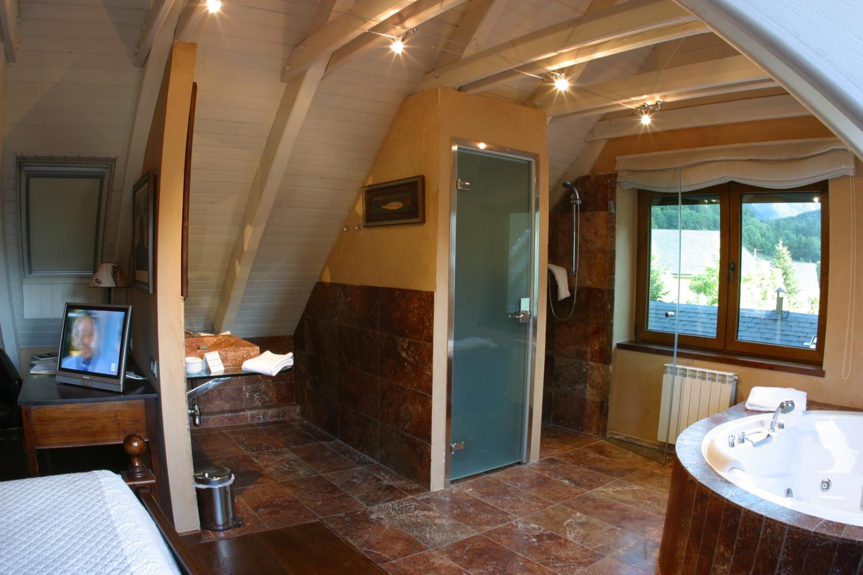Suite with Spa Bath photo 2