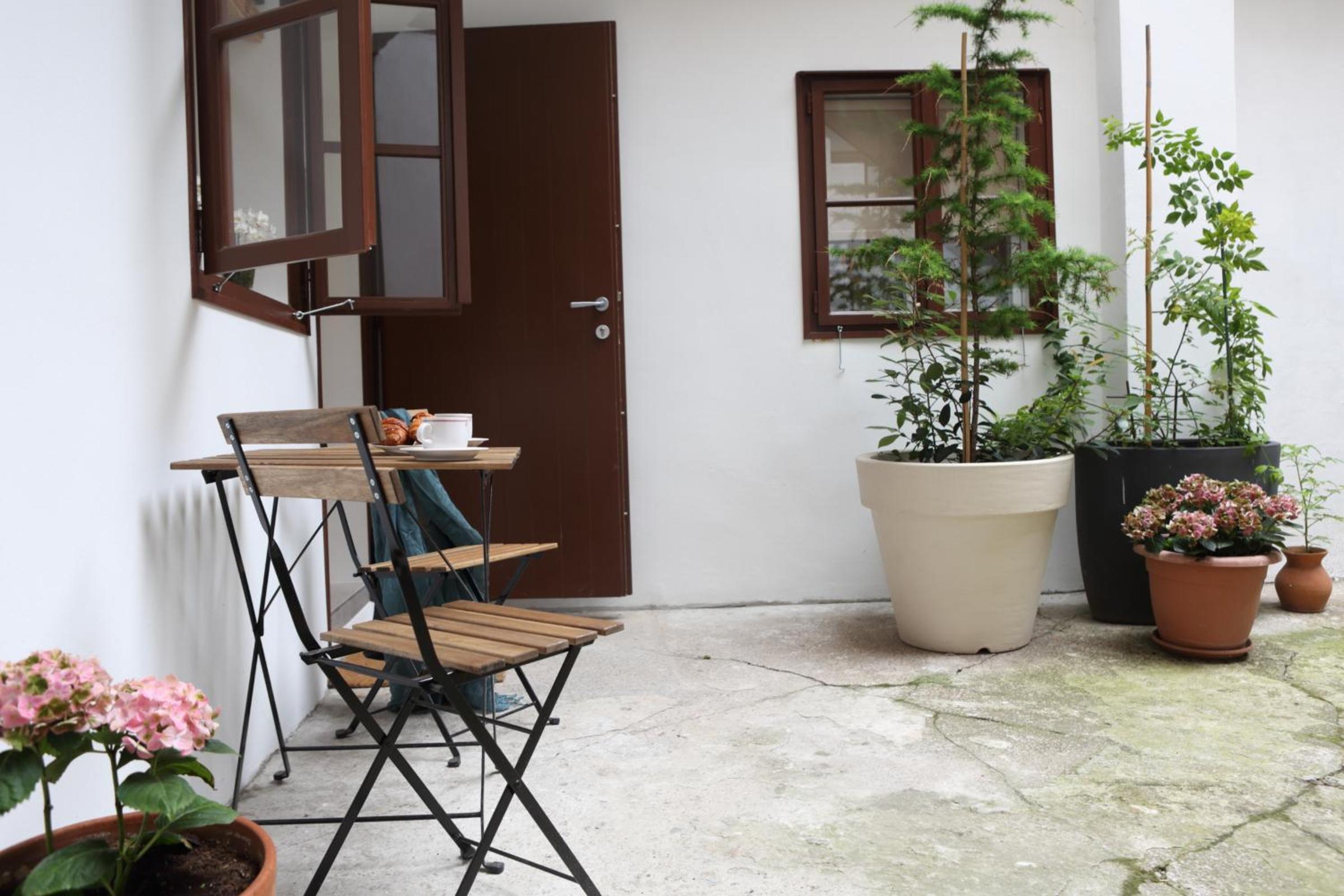 Studio Apartment - Photo 22