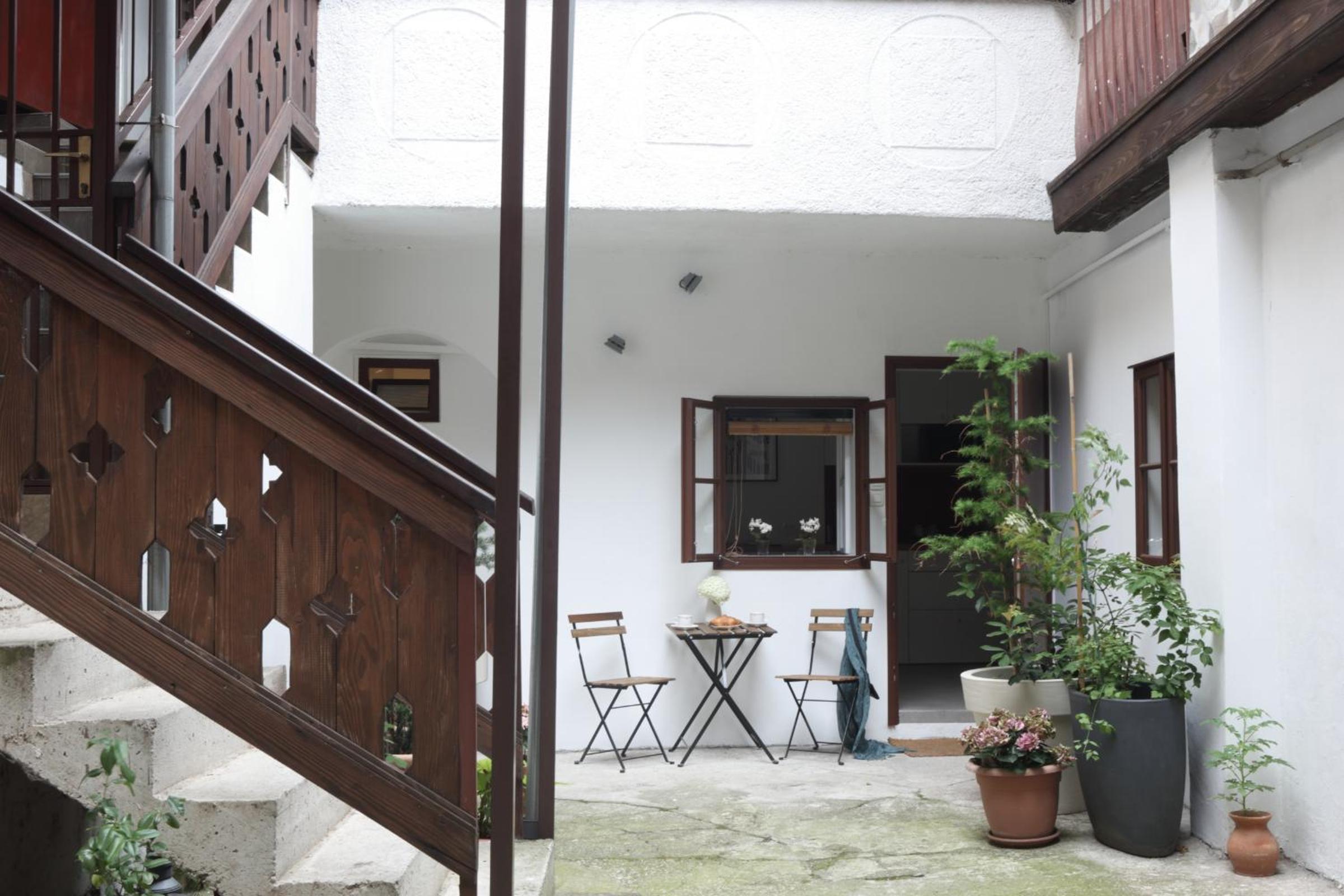 Studio Apartment - Photo 23