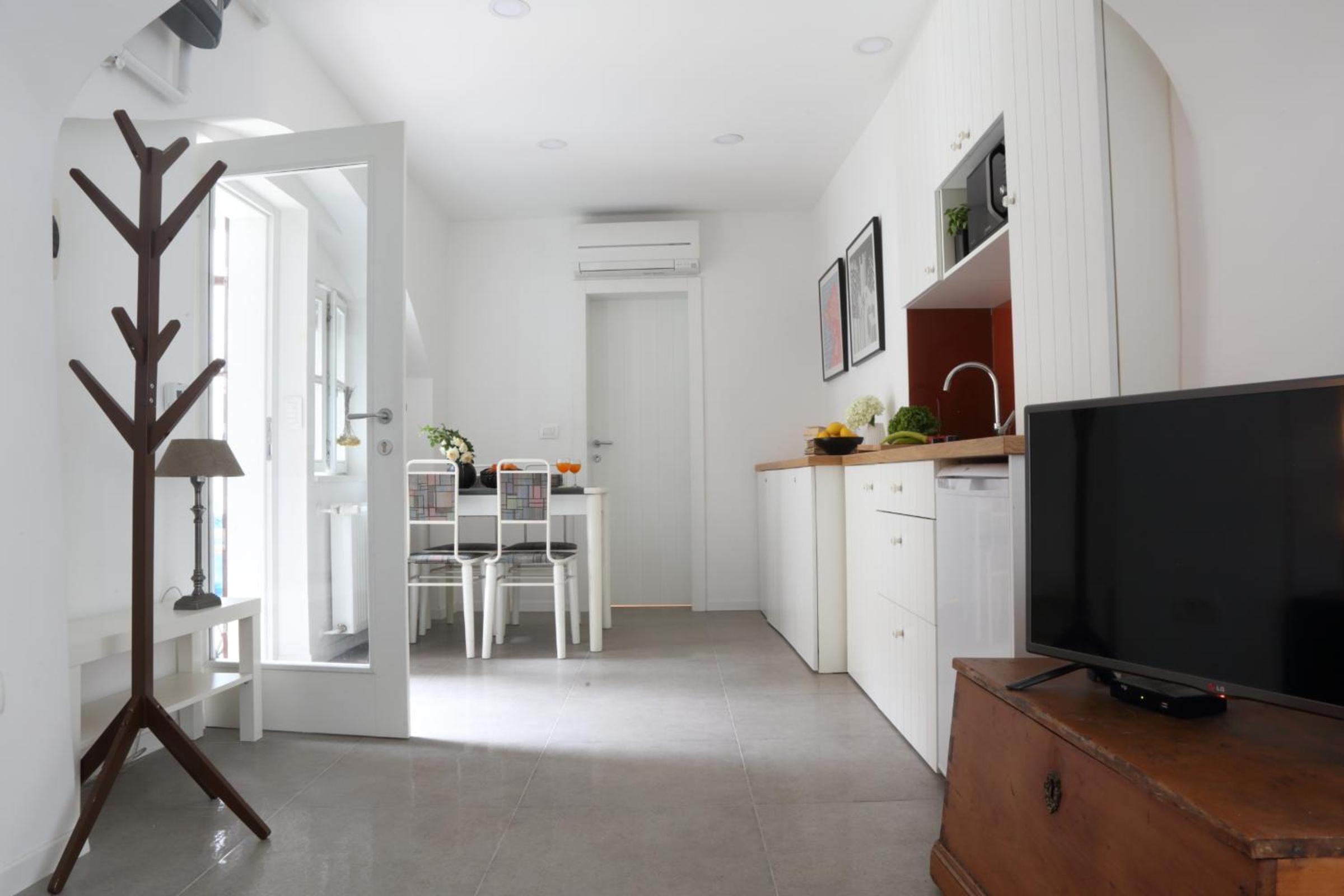Studio Apartment - Photo 3