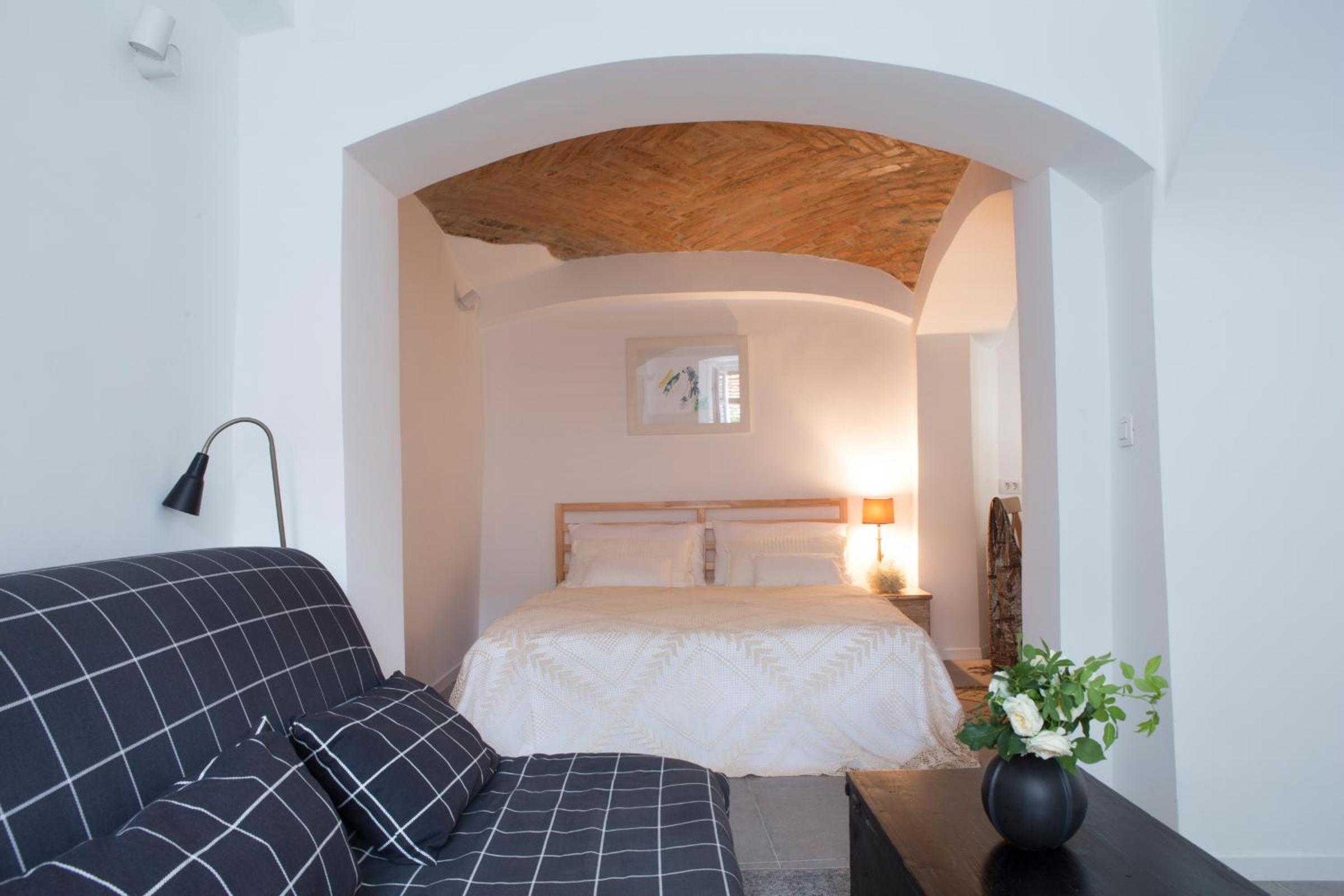 Studio Apartment - Photo 10