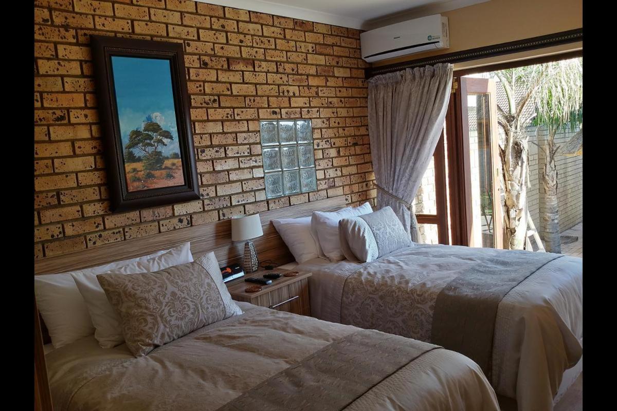 Twin Room with Bathroom - Photo 4