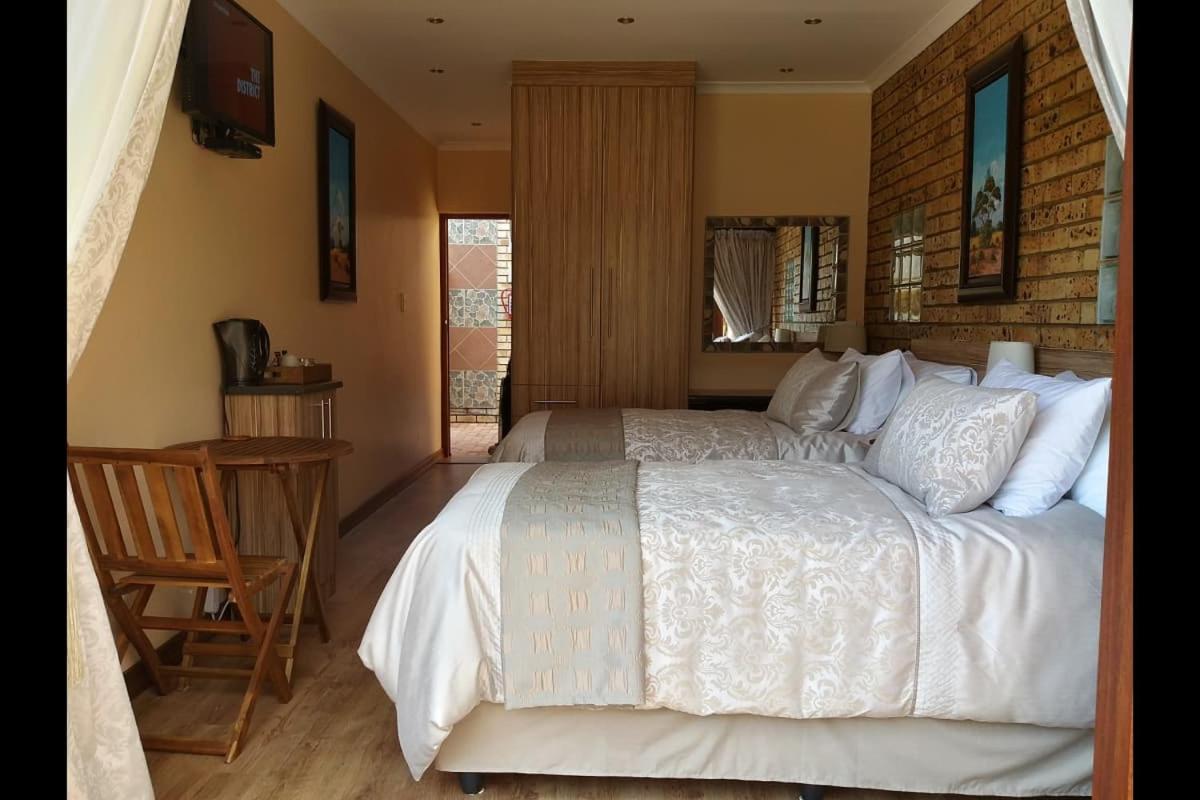 Twin Room with Bathroom - Photo 5