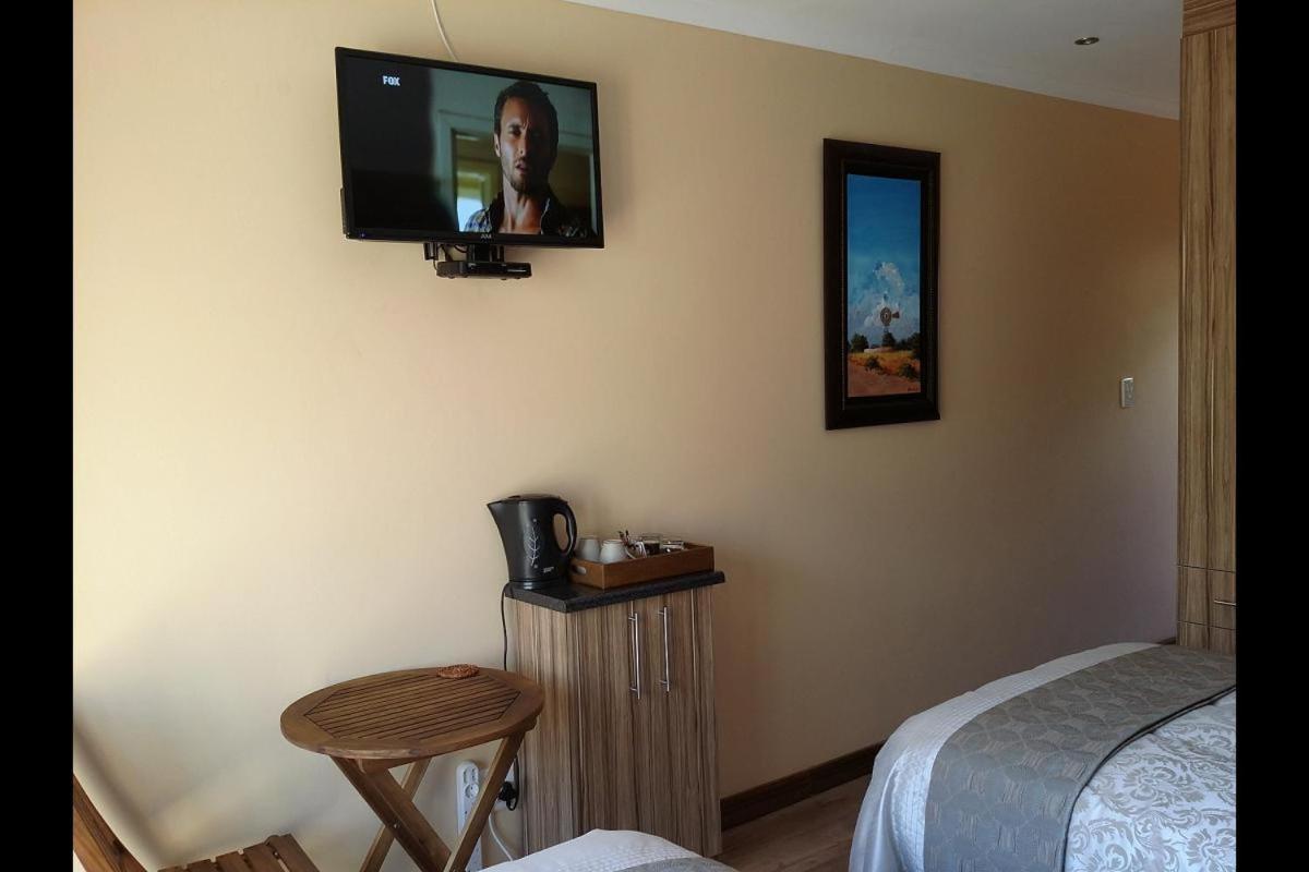 Twin Room with Bathroom - Photo 1