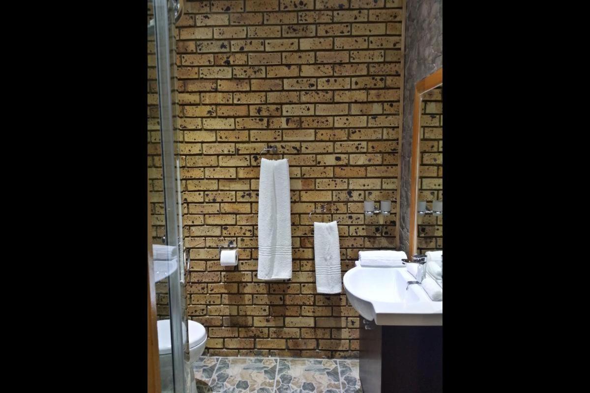 Twin Room with Bathroom - Photo 6