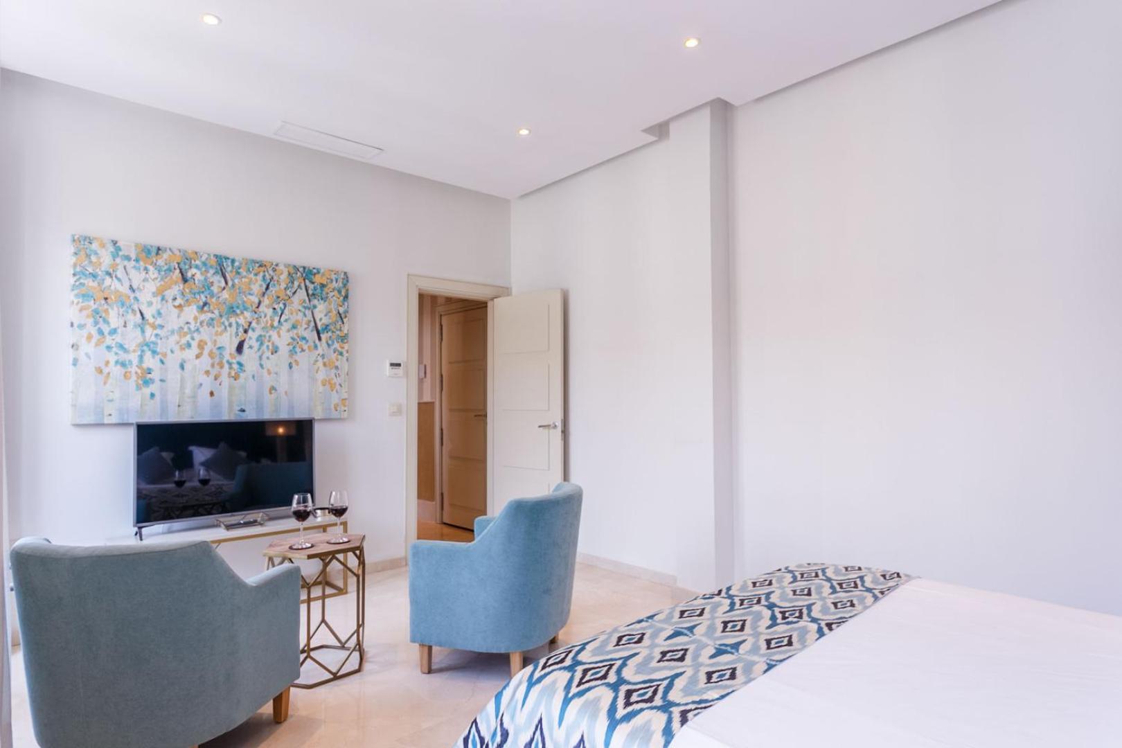 Superior Apartment thumbnail 5