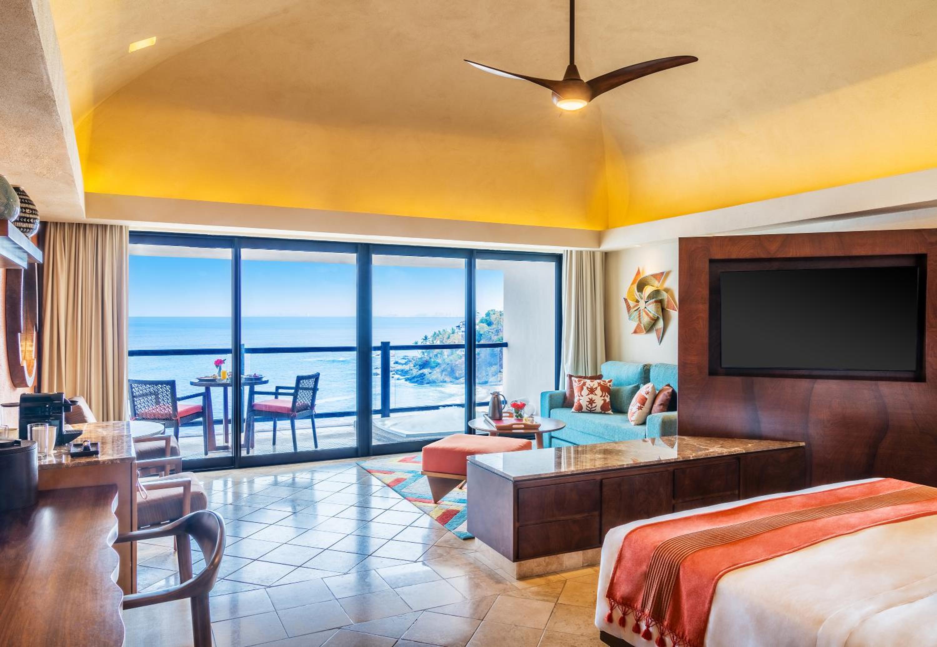 Club King Room with Hot Tub - Oceanfront - Photo 1