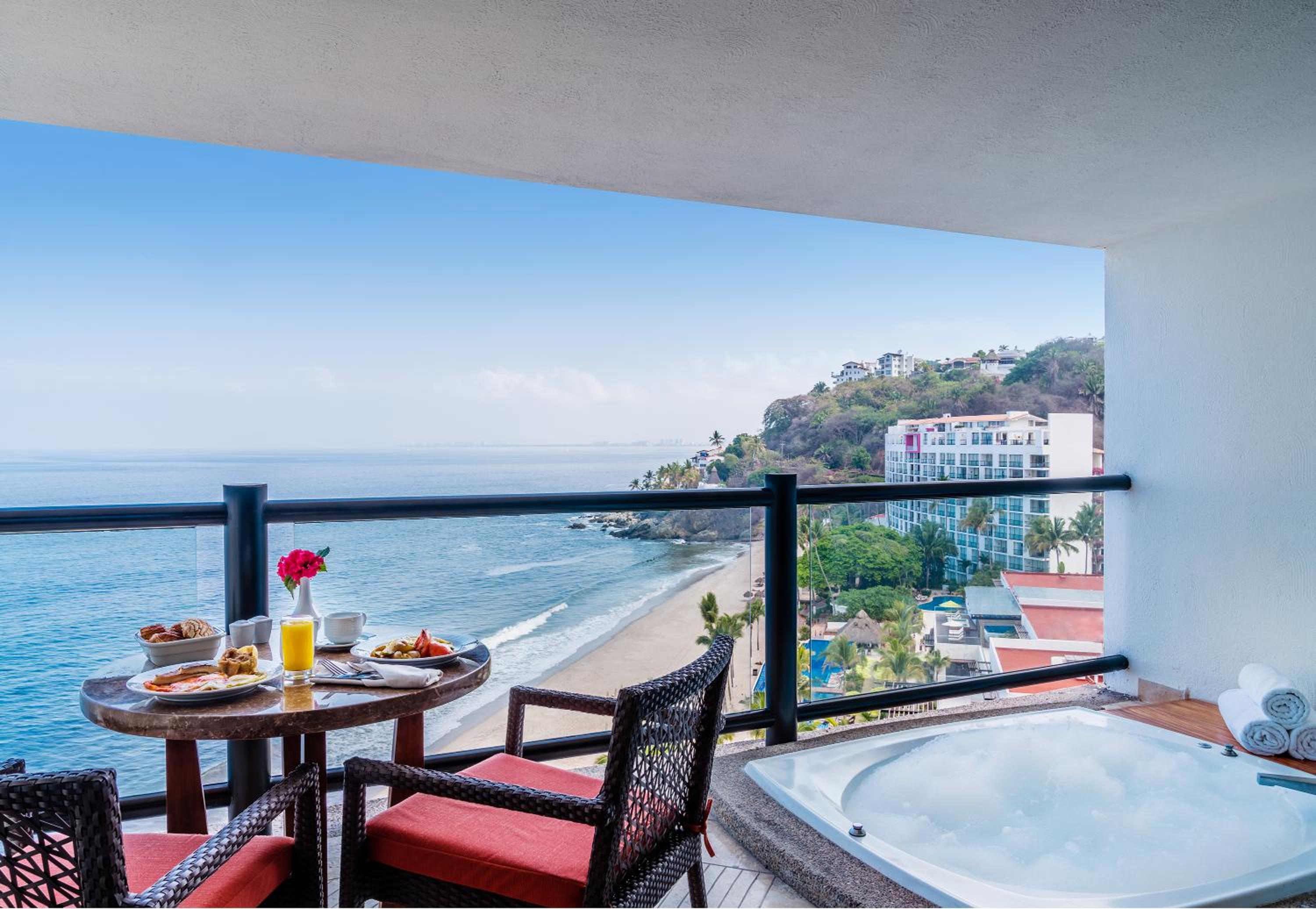 Club King Room with Hot Tub - Oceanfront - Photo 3