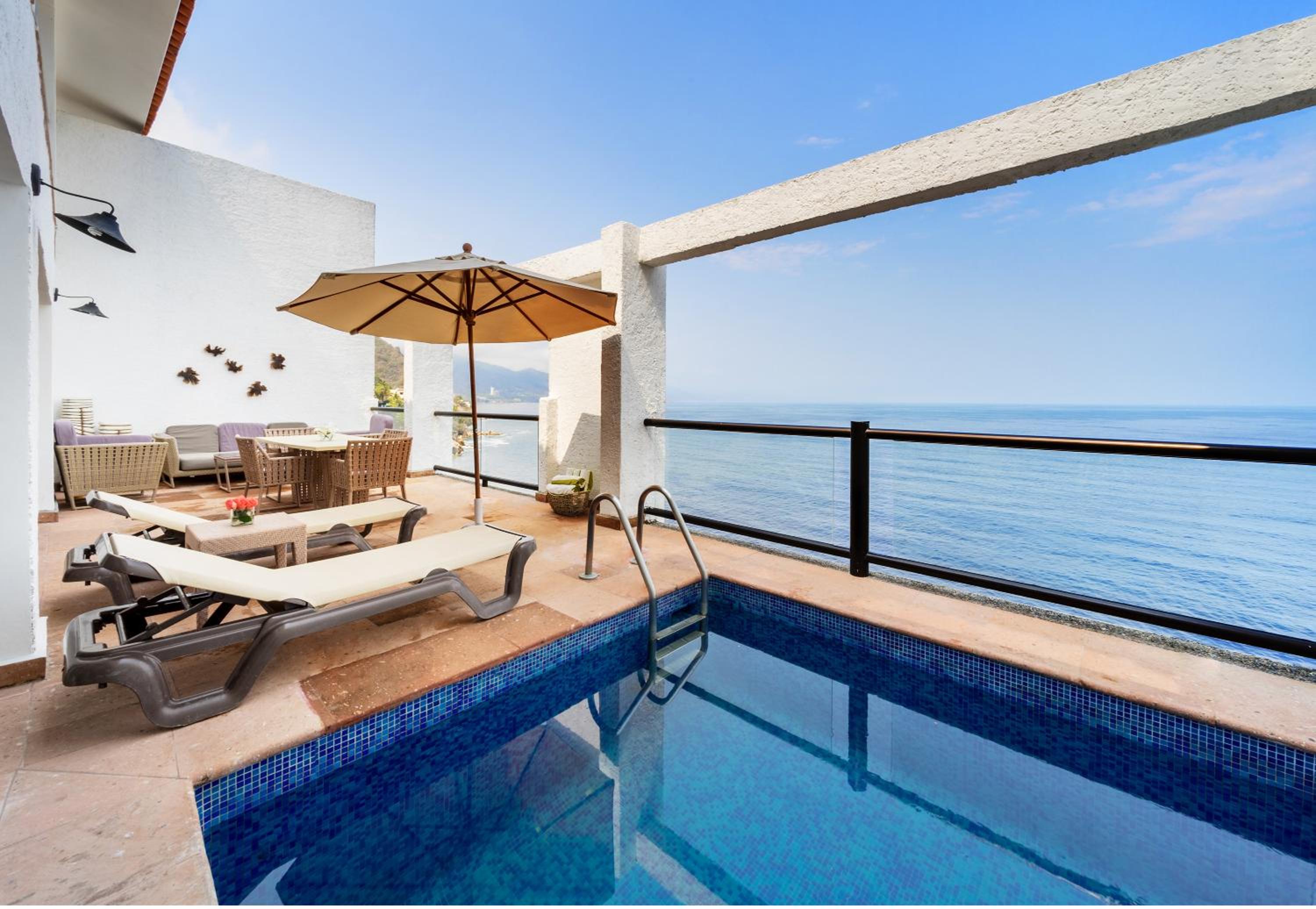 One-Bedroom King Suite with Plunge Pool - Photo 4