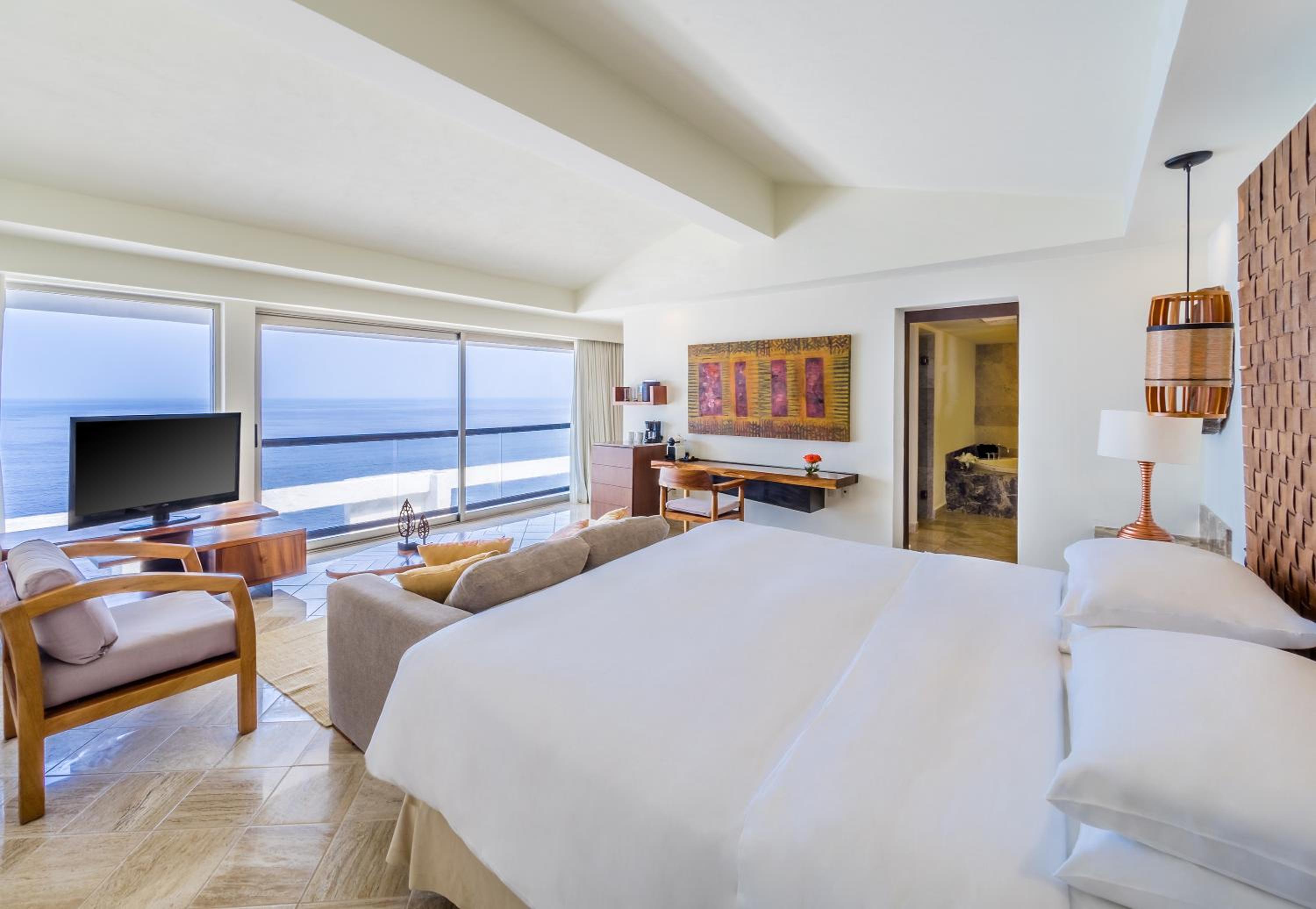 One-Bedroom King Suite with Plunge Pool - Photo 5