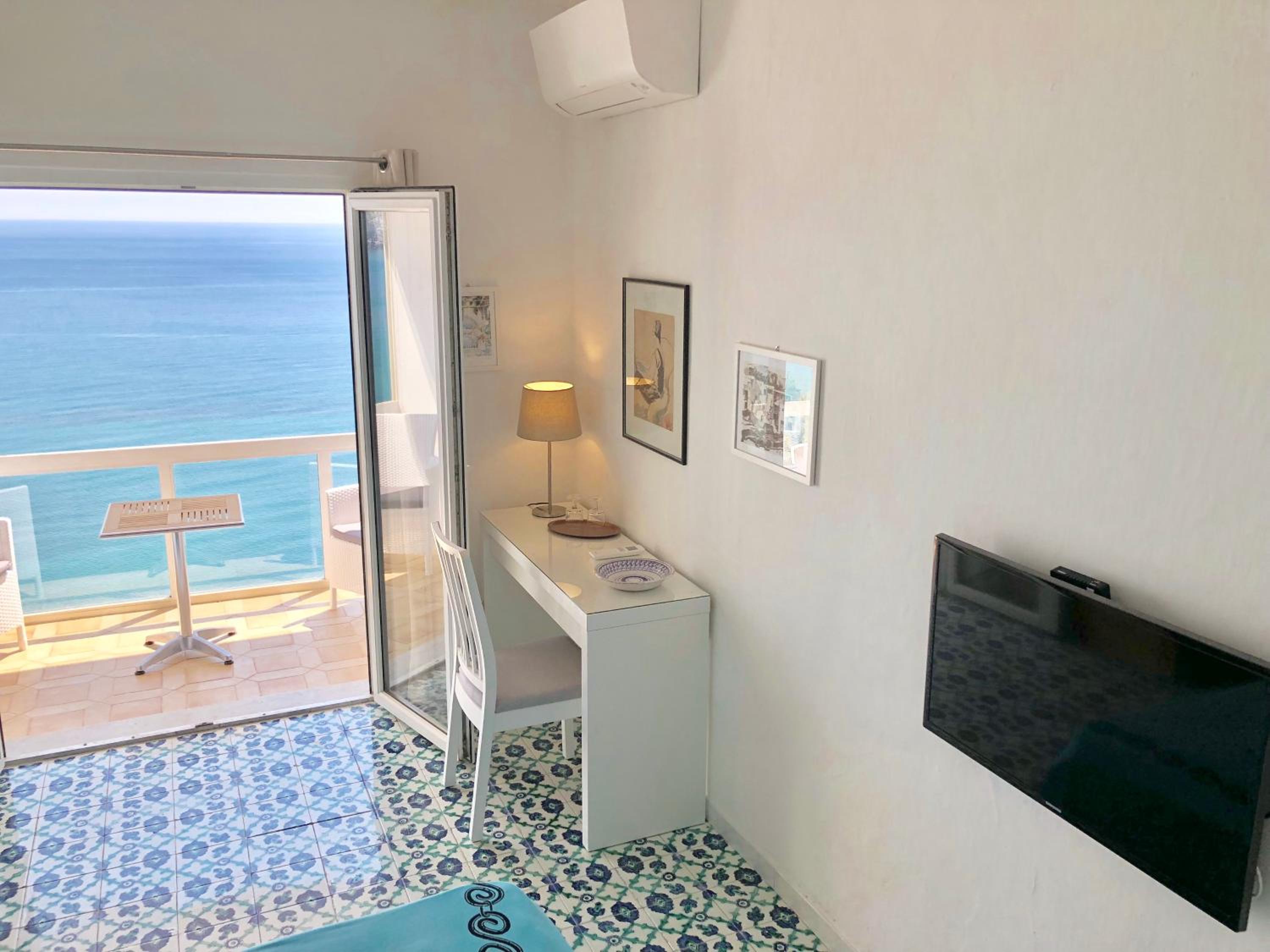 Deluxe Double Room with Balcony and Sea View - Photo 13