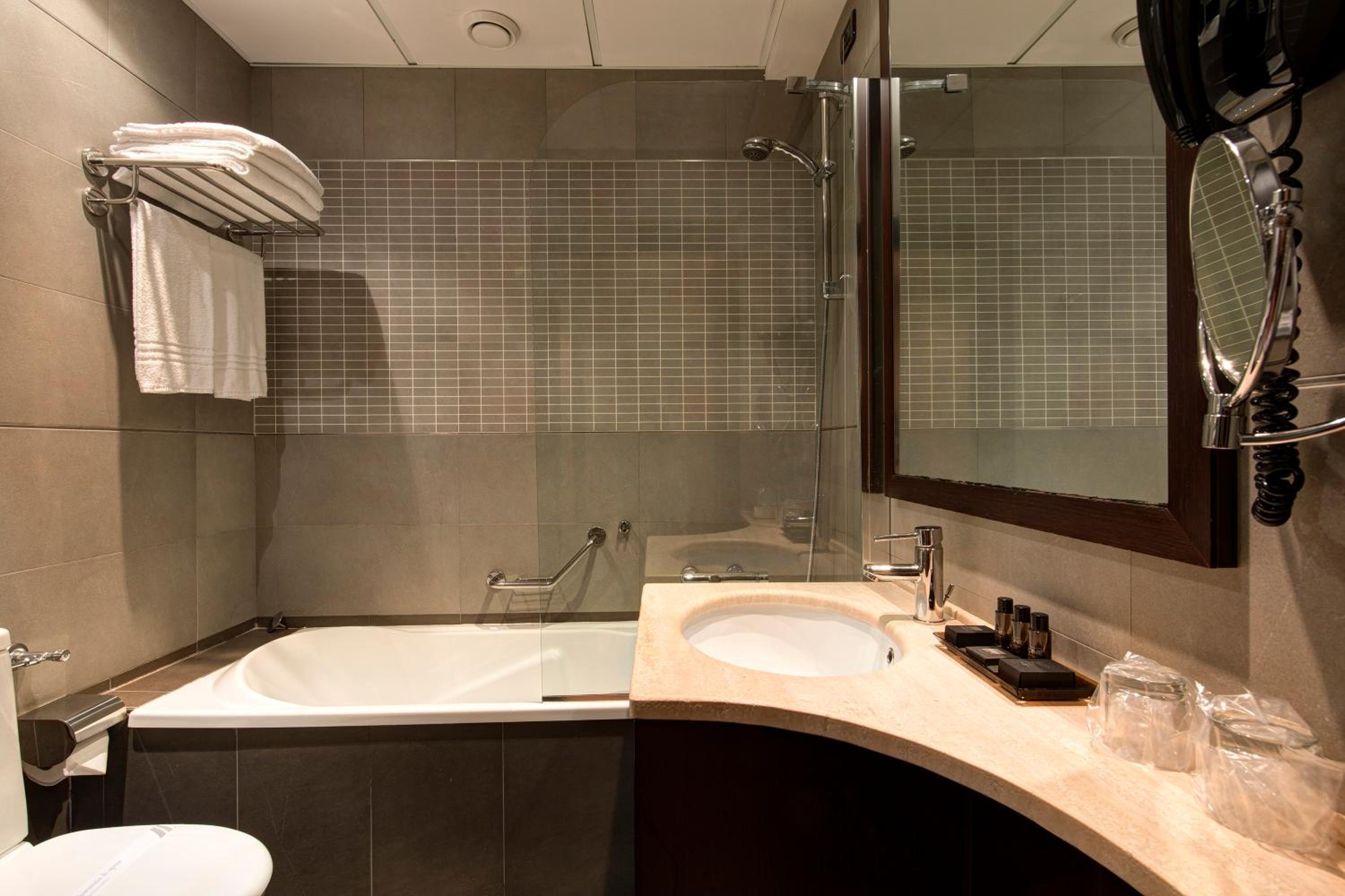 Standard Twin Room - Photo 8