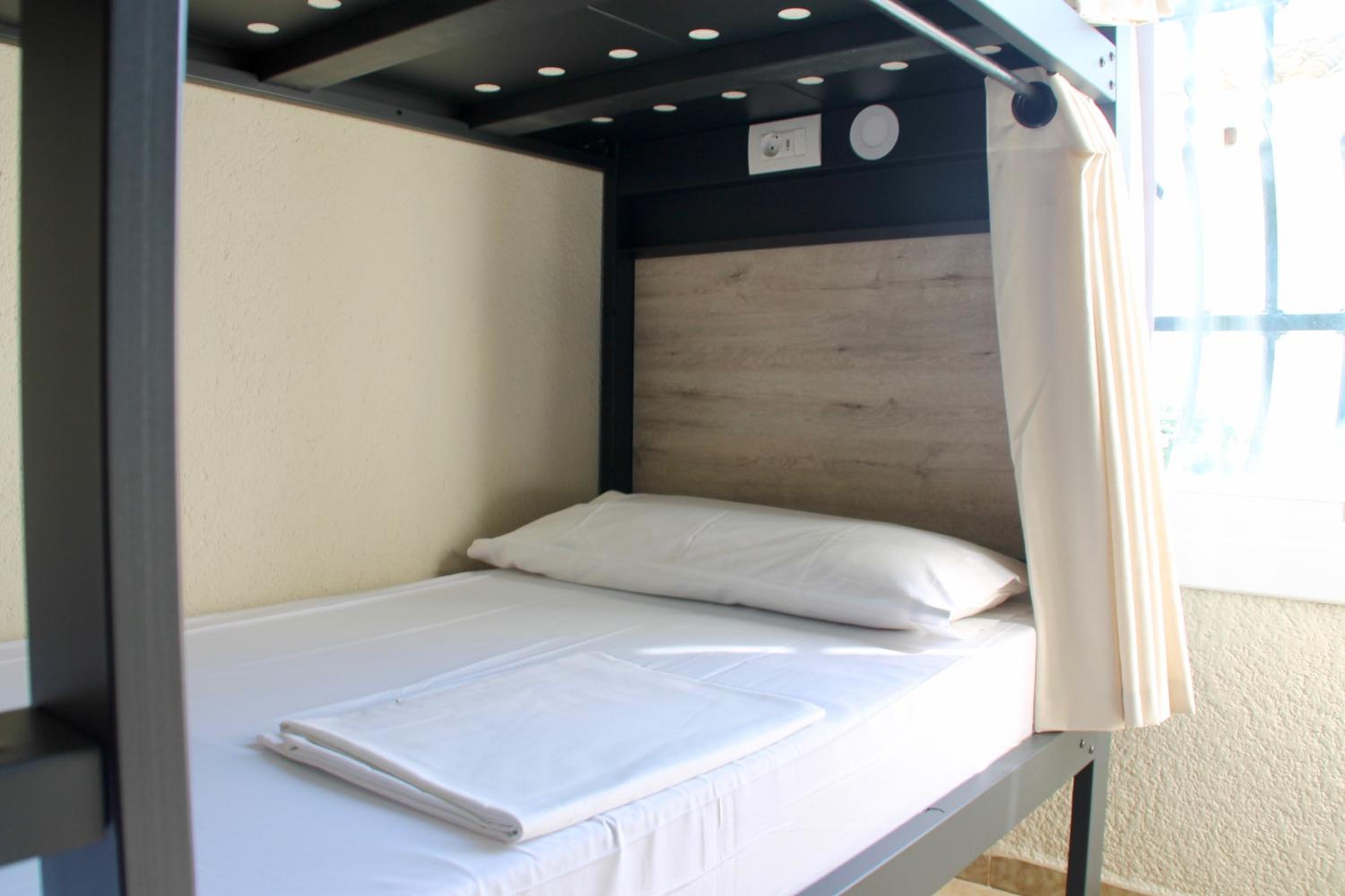 Cama individual en habitación compartida