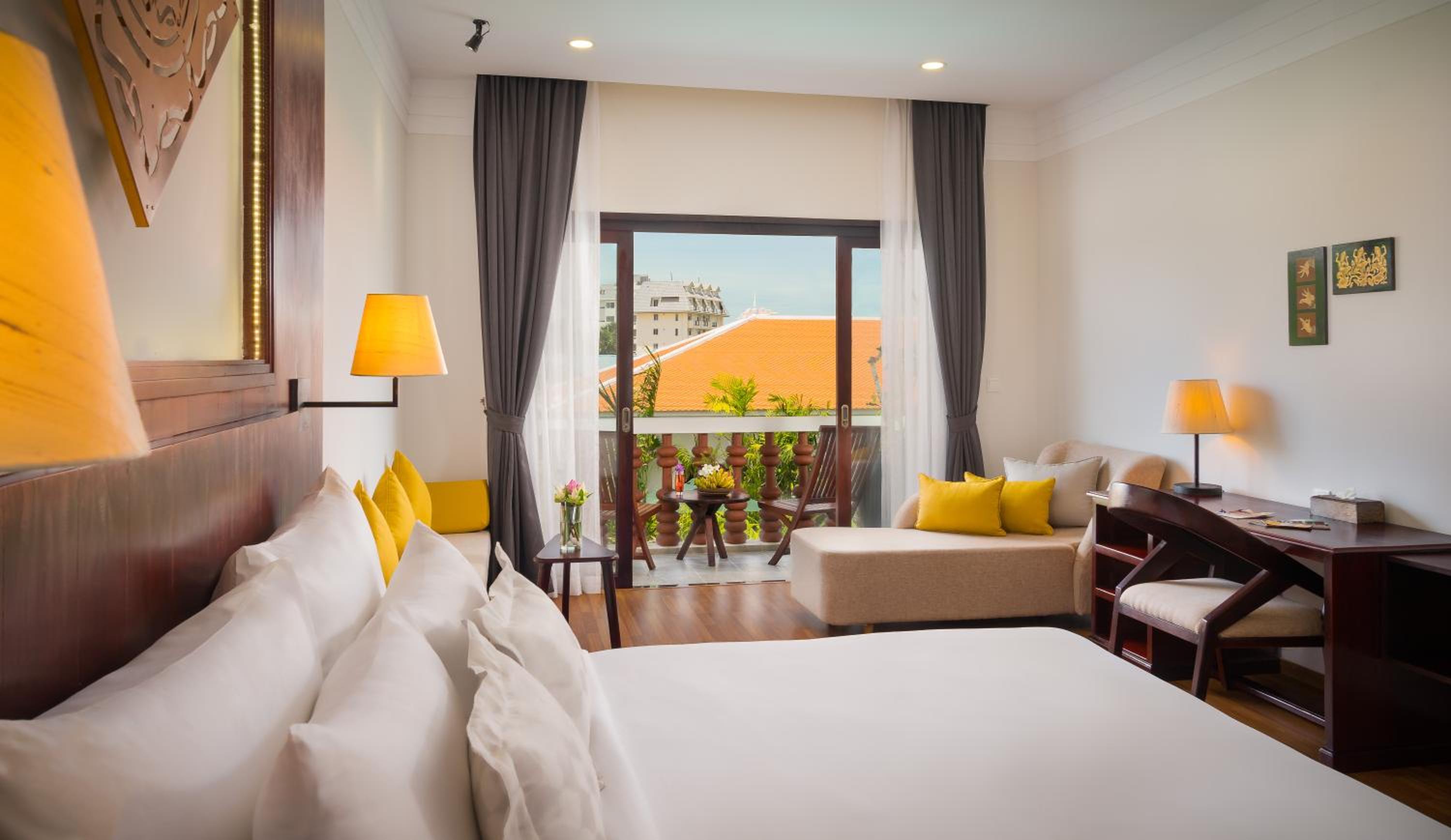 Deluxe King Room with Balcony photo 2