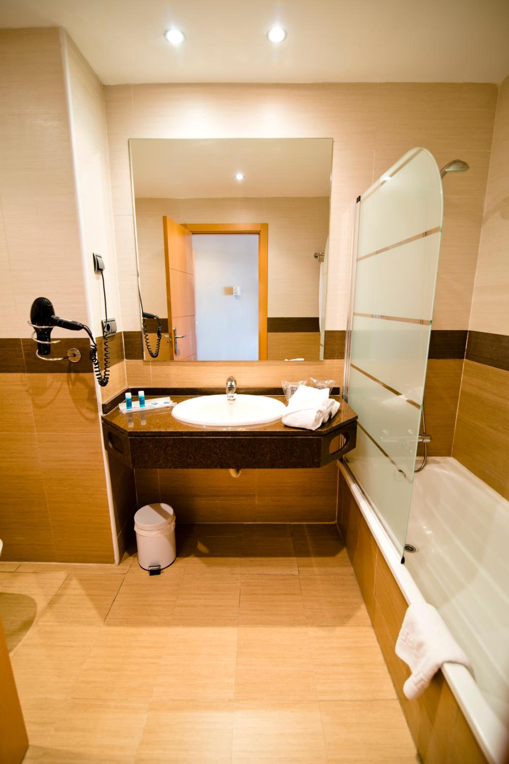 Double or Twin Room - Photo 5