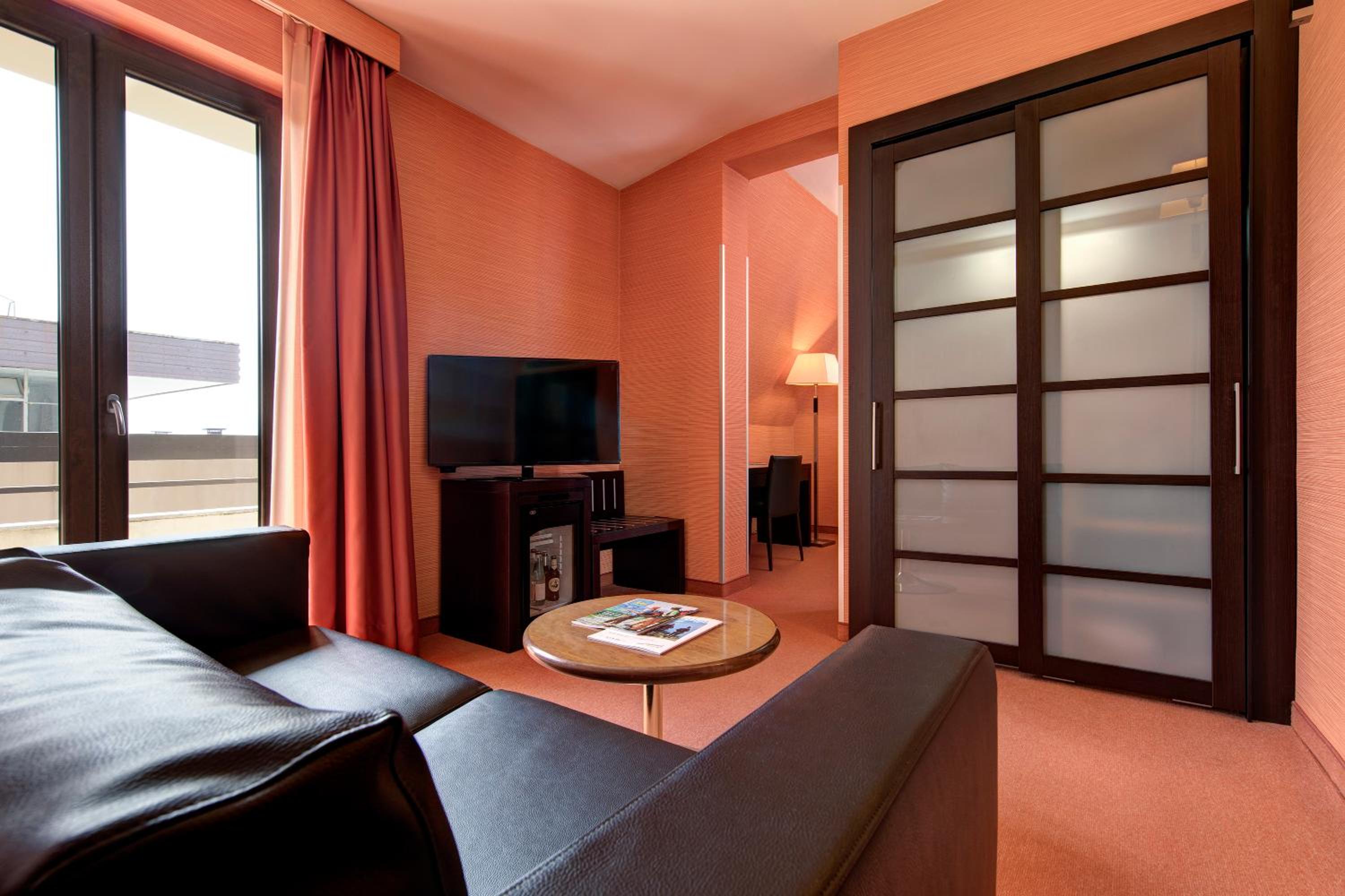 Junior King Suite with Sofa Bed - Photo 2