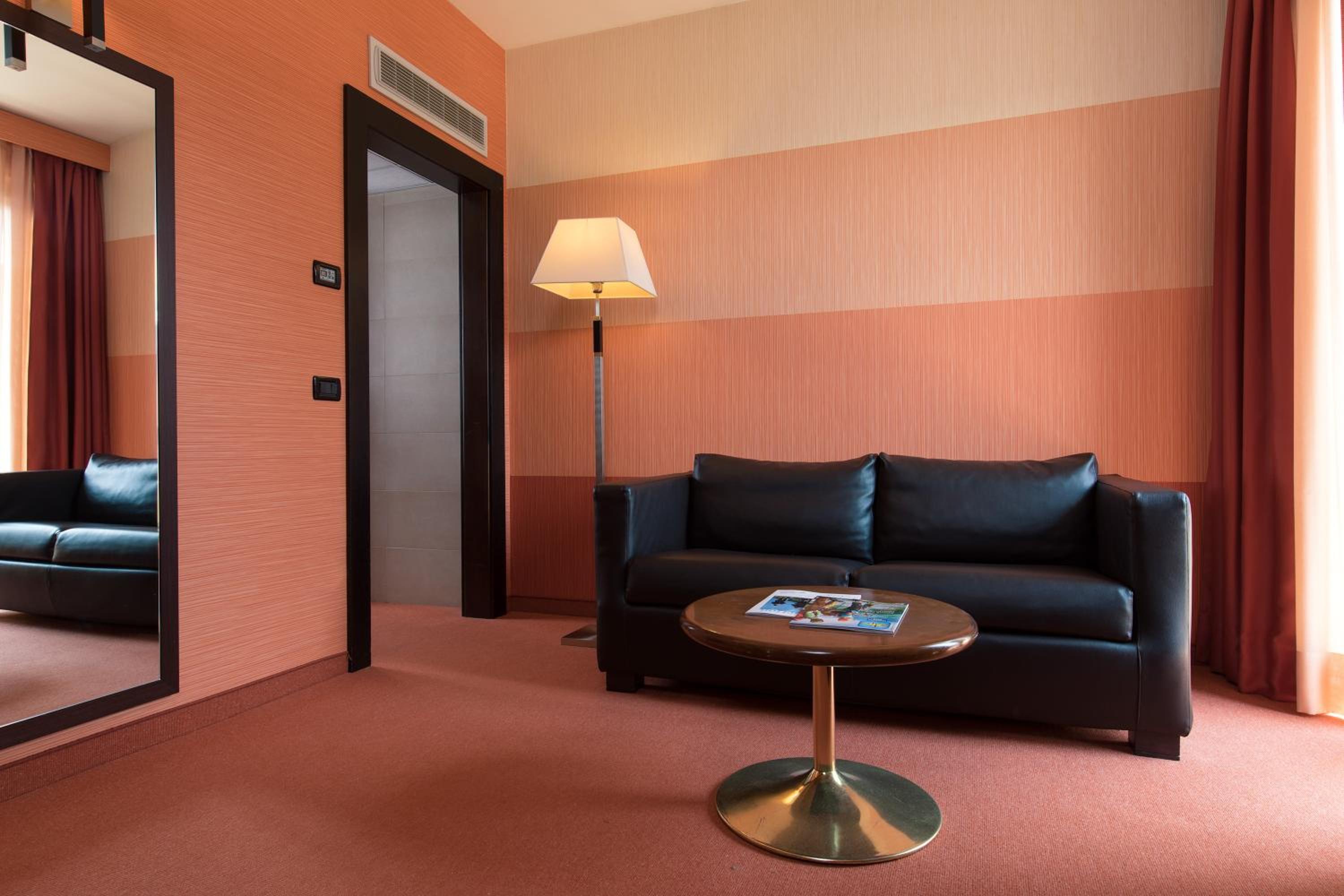 Junior King Suite with Sofa Bed - Photo 6