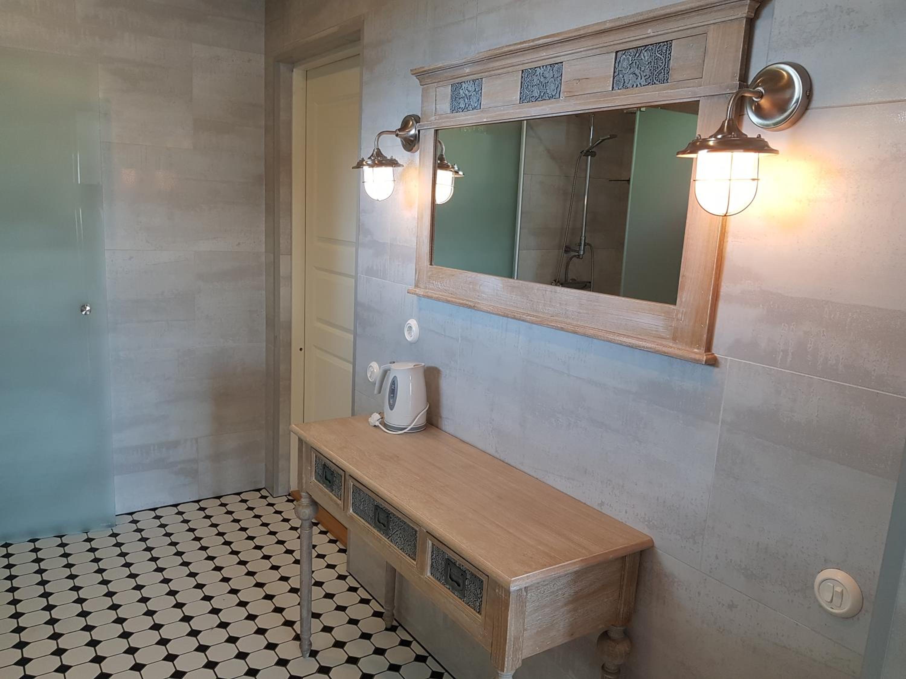 Deluxe Double Room with Shower photo 3