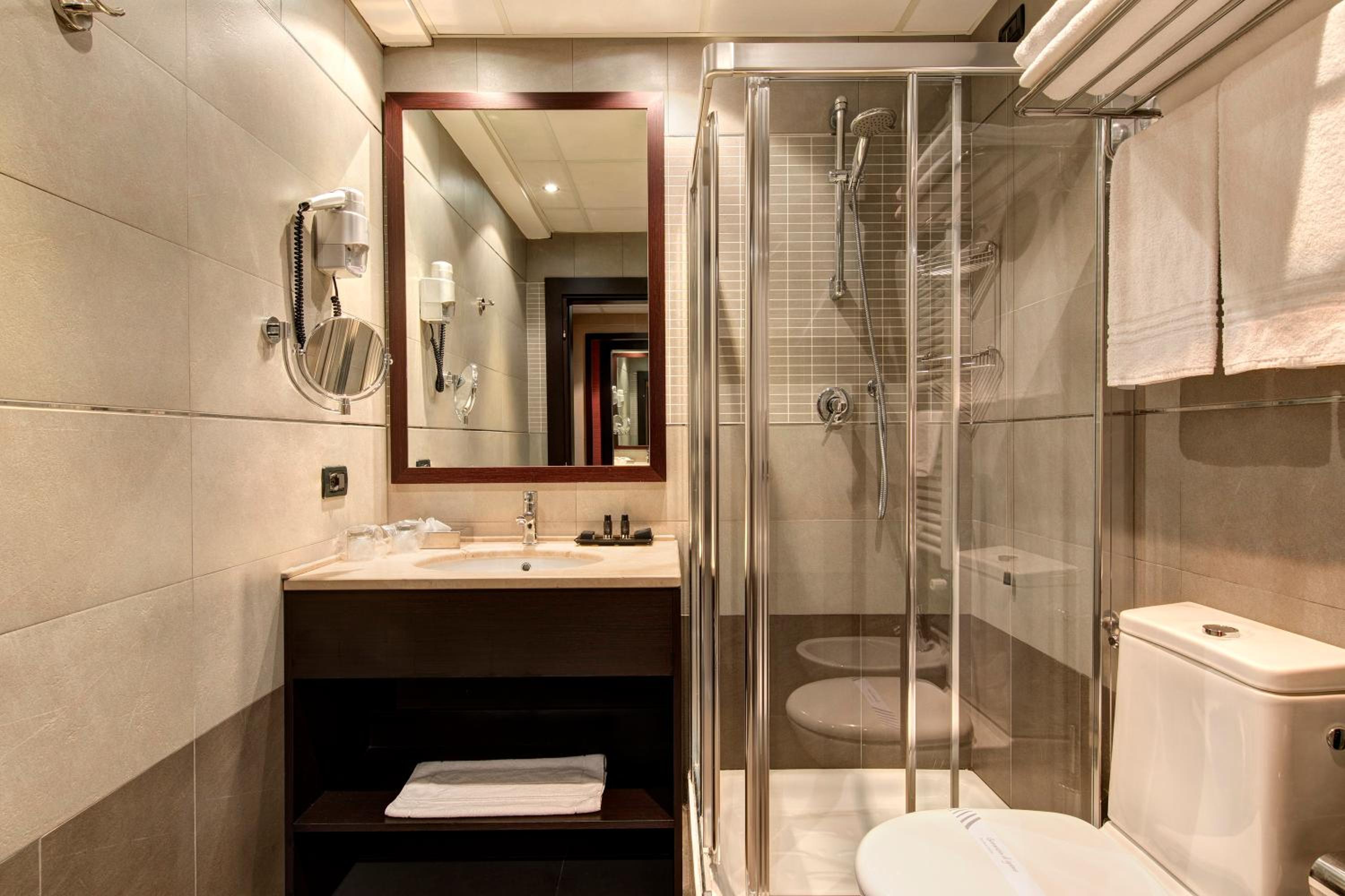 Standard Twin Room - Photo 7