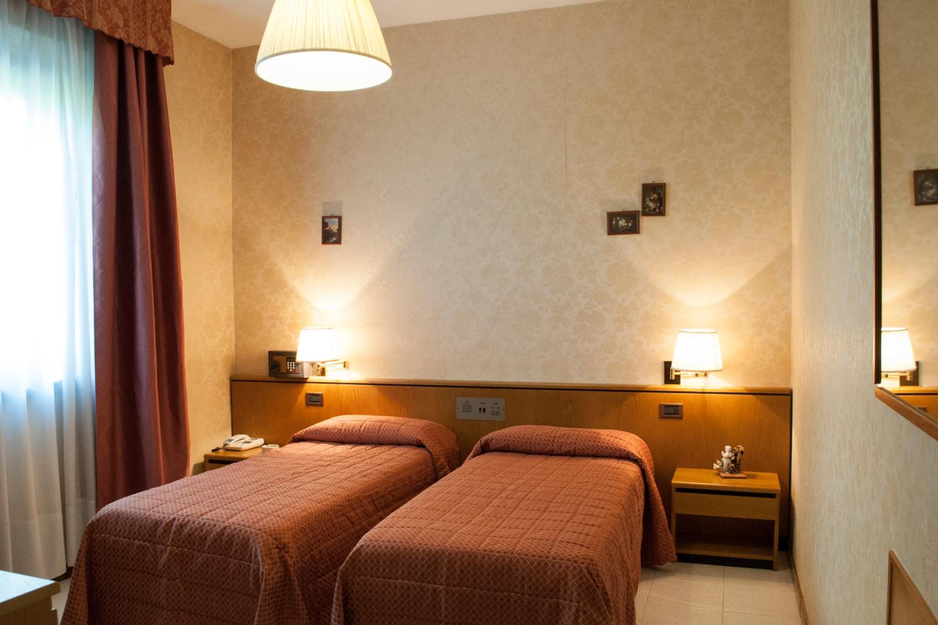 Twin Room - Photo 2