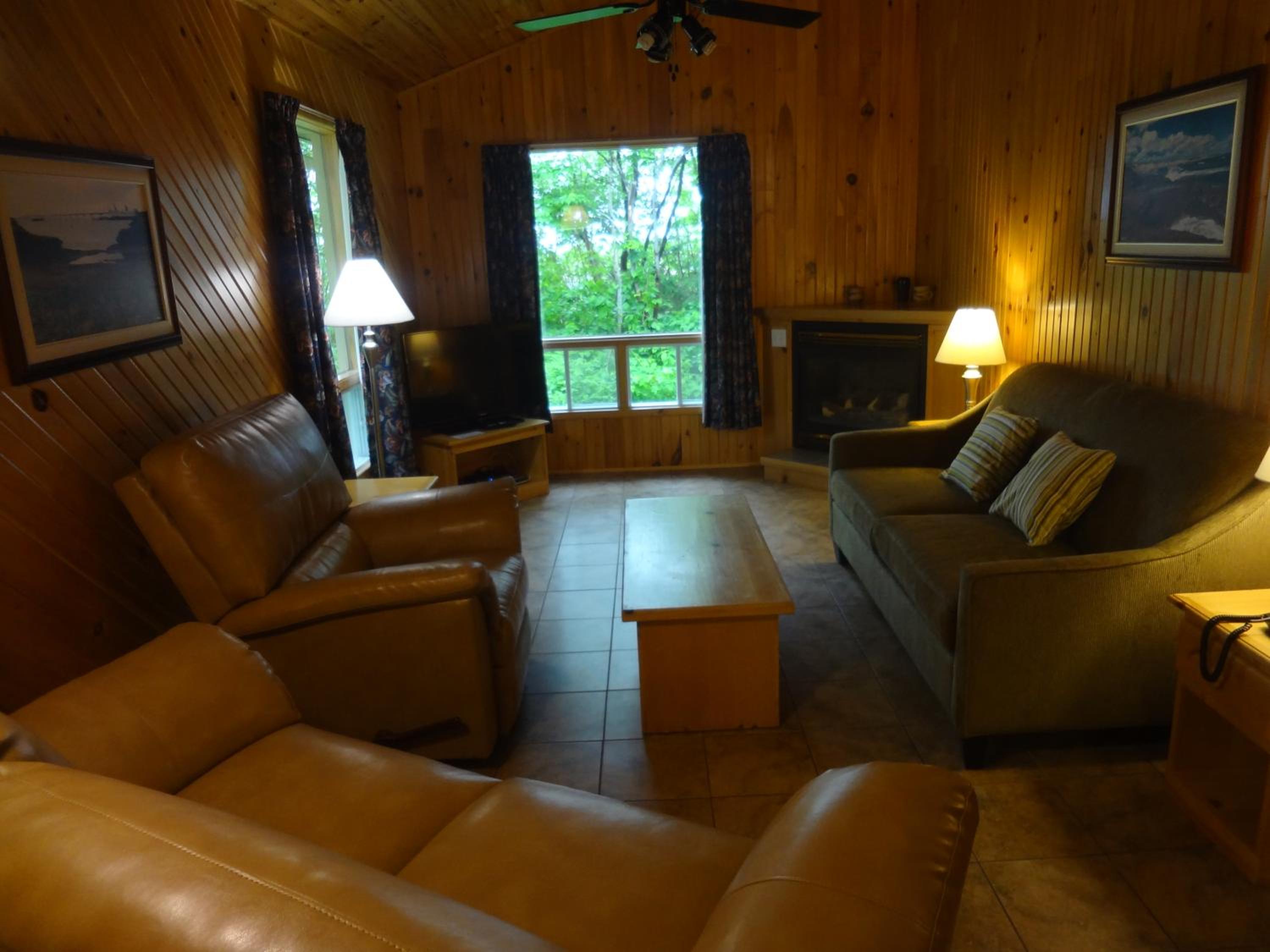Deluxe Three-Bedroom Cottage photo 1