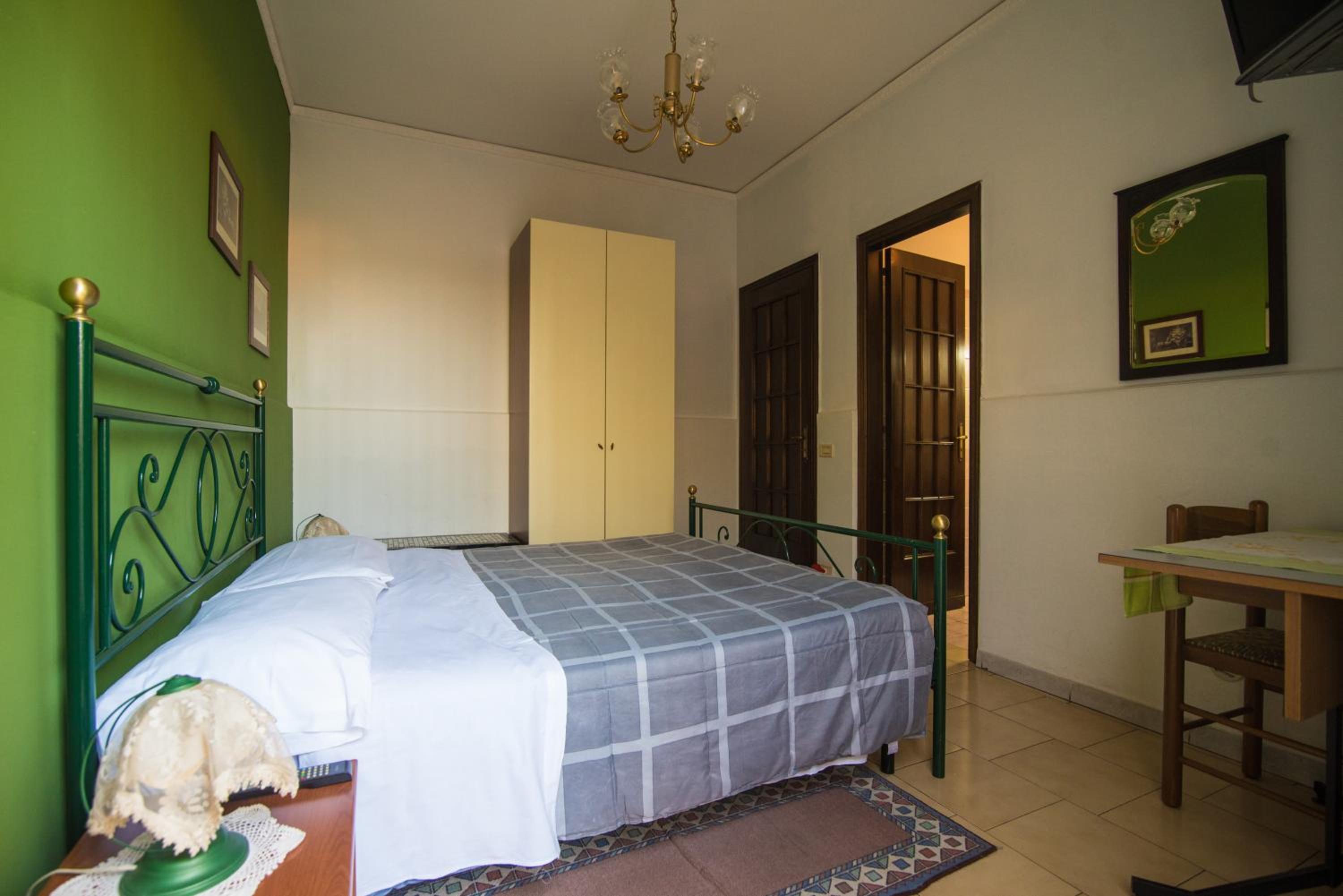 Single Room with Private Bathroom photo 1