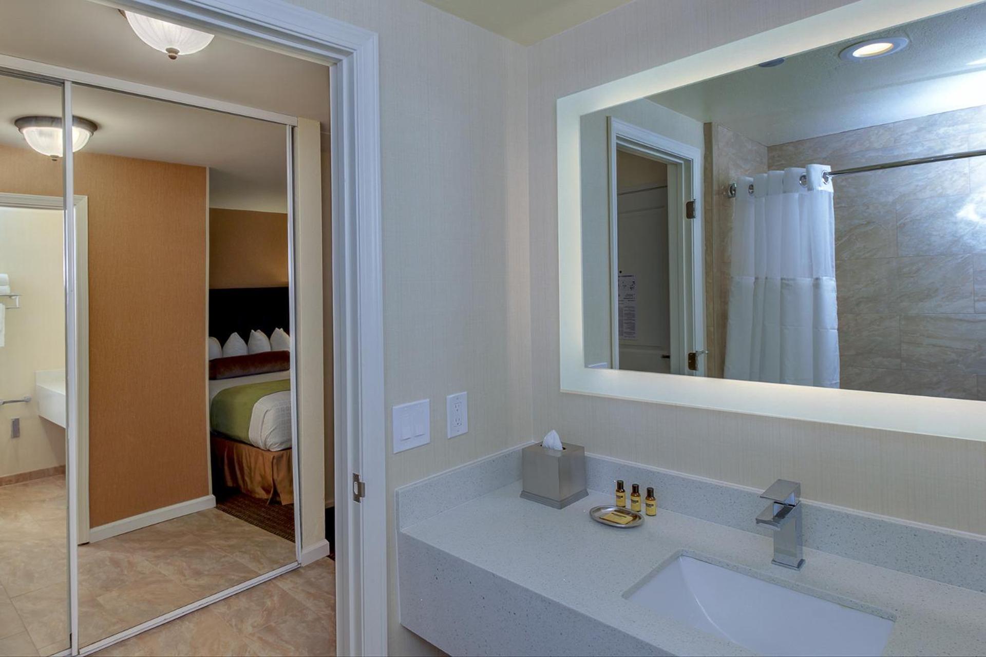 Queen Room with Two Queen Beds - Disability Access/Non-Smoking - Photo 2
