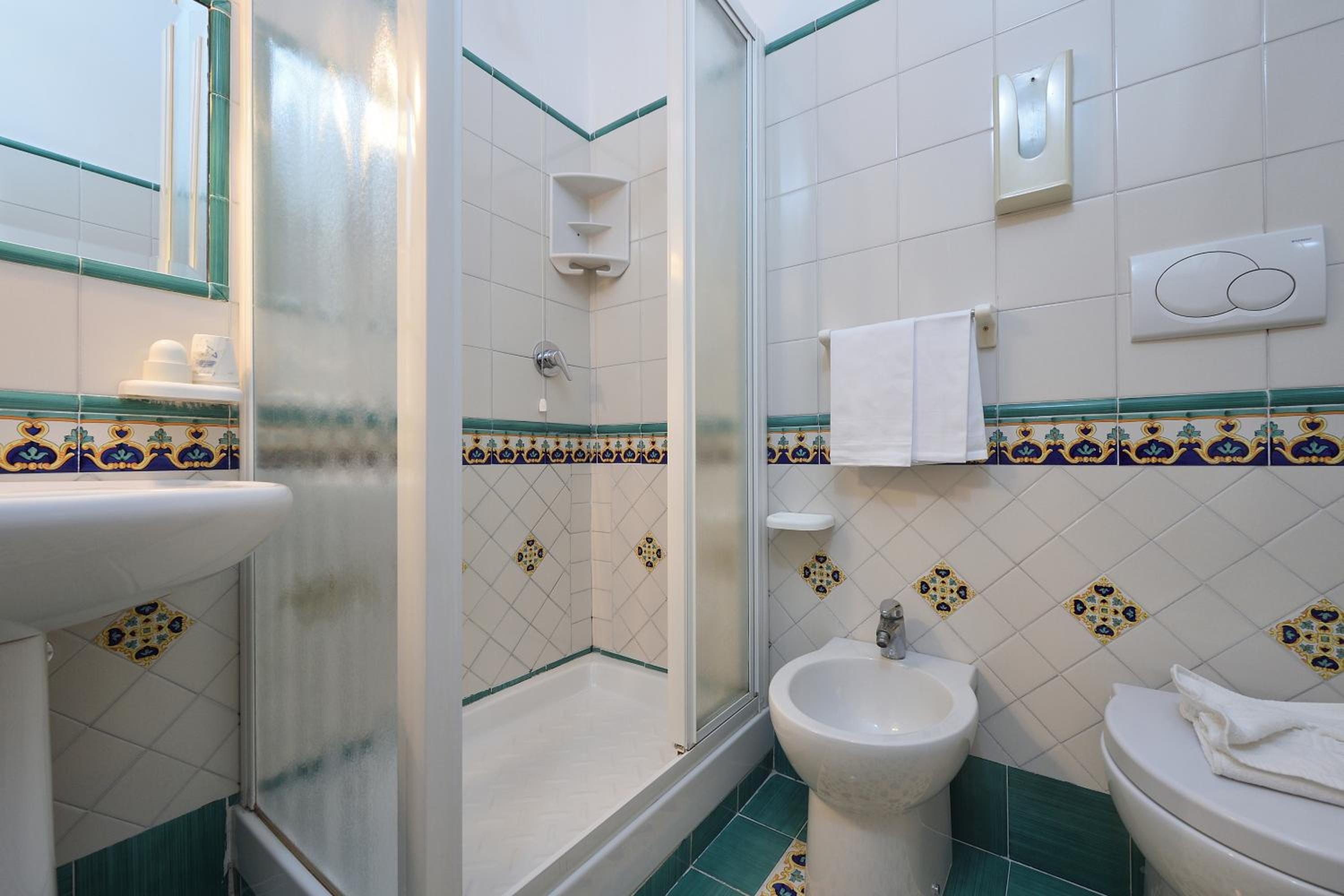 Economy Double Room - Photo 8