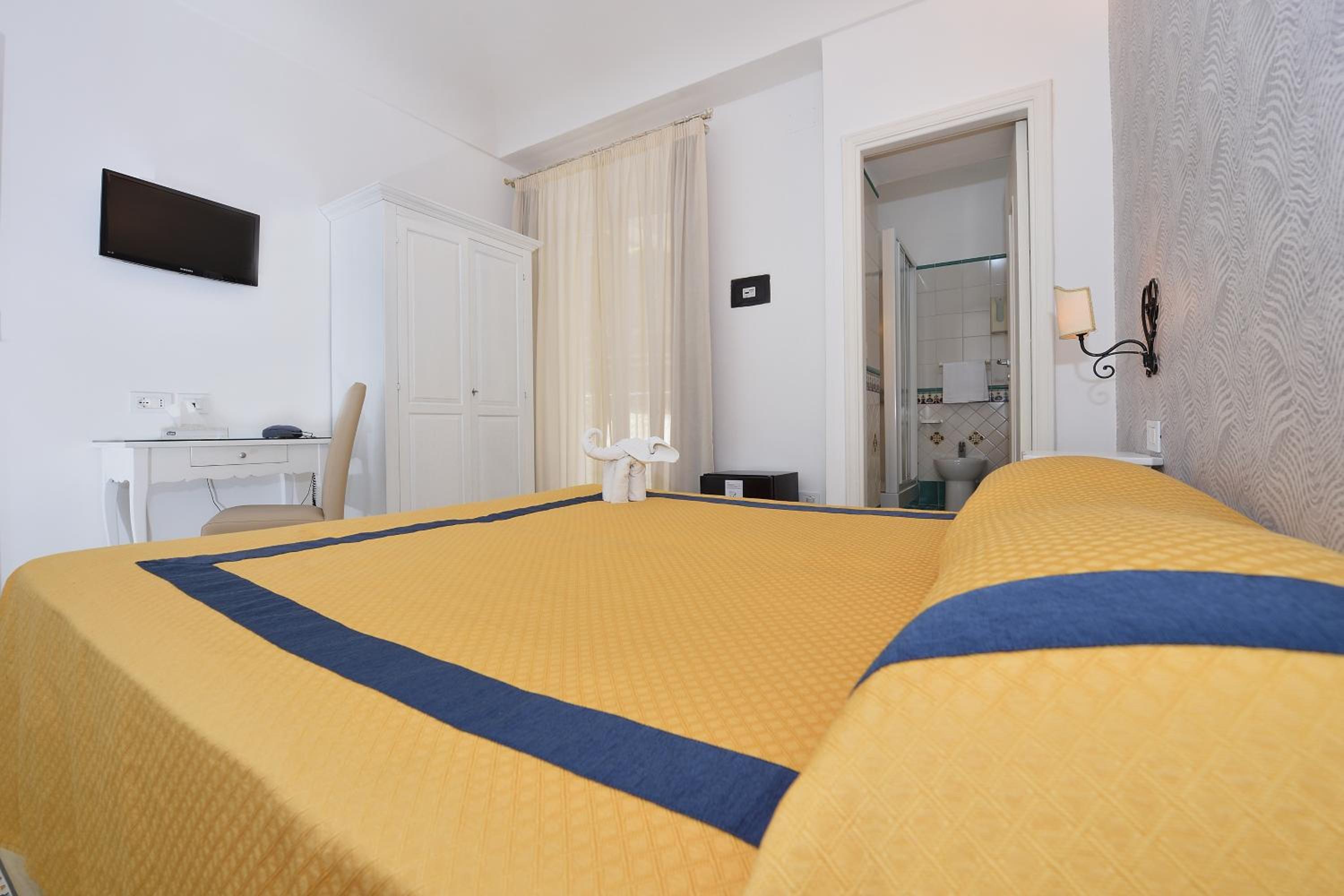 Economy Double Room - Photo 7