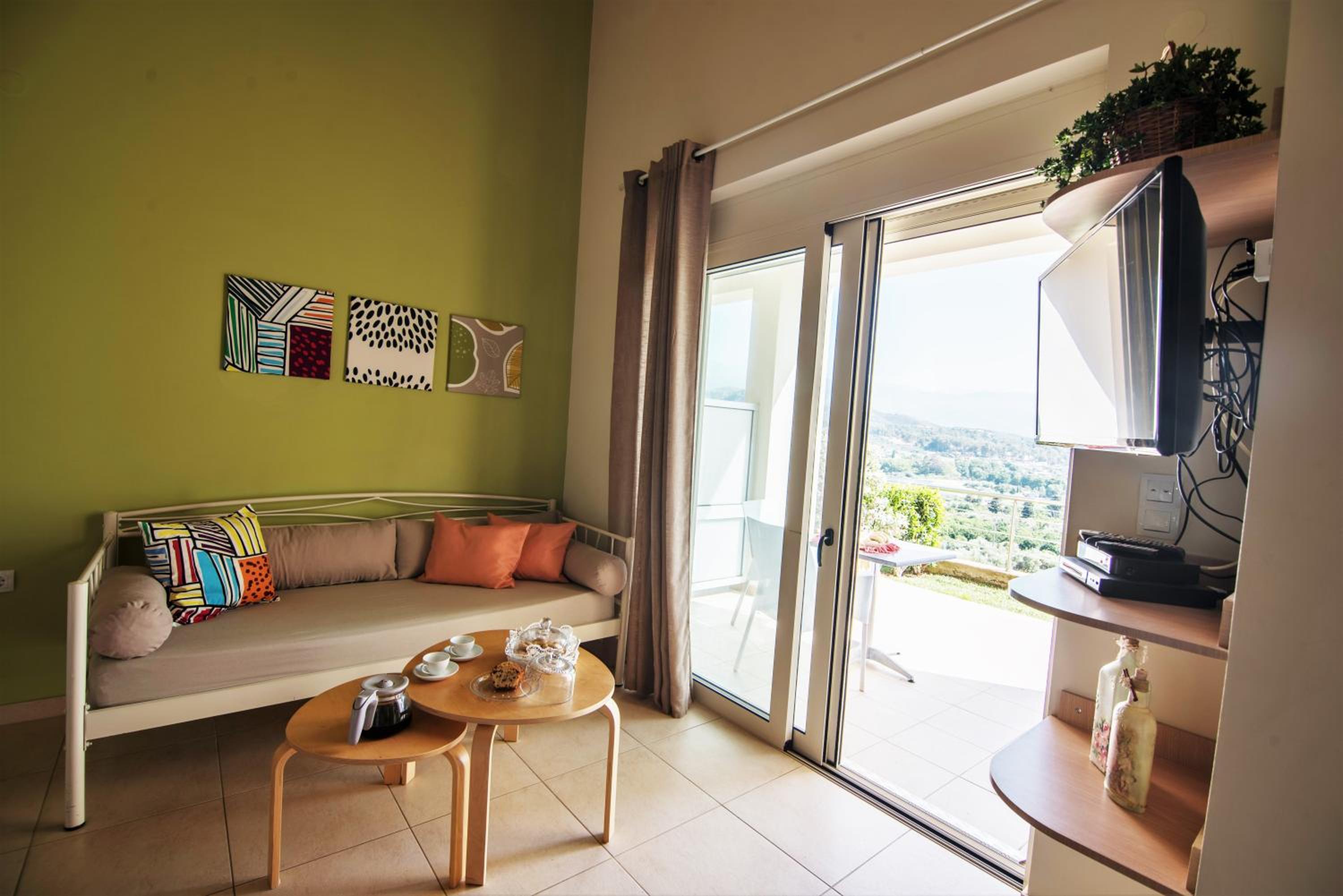 One-Bedroom Apartment with Lake View photo 1