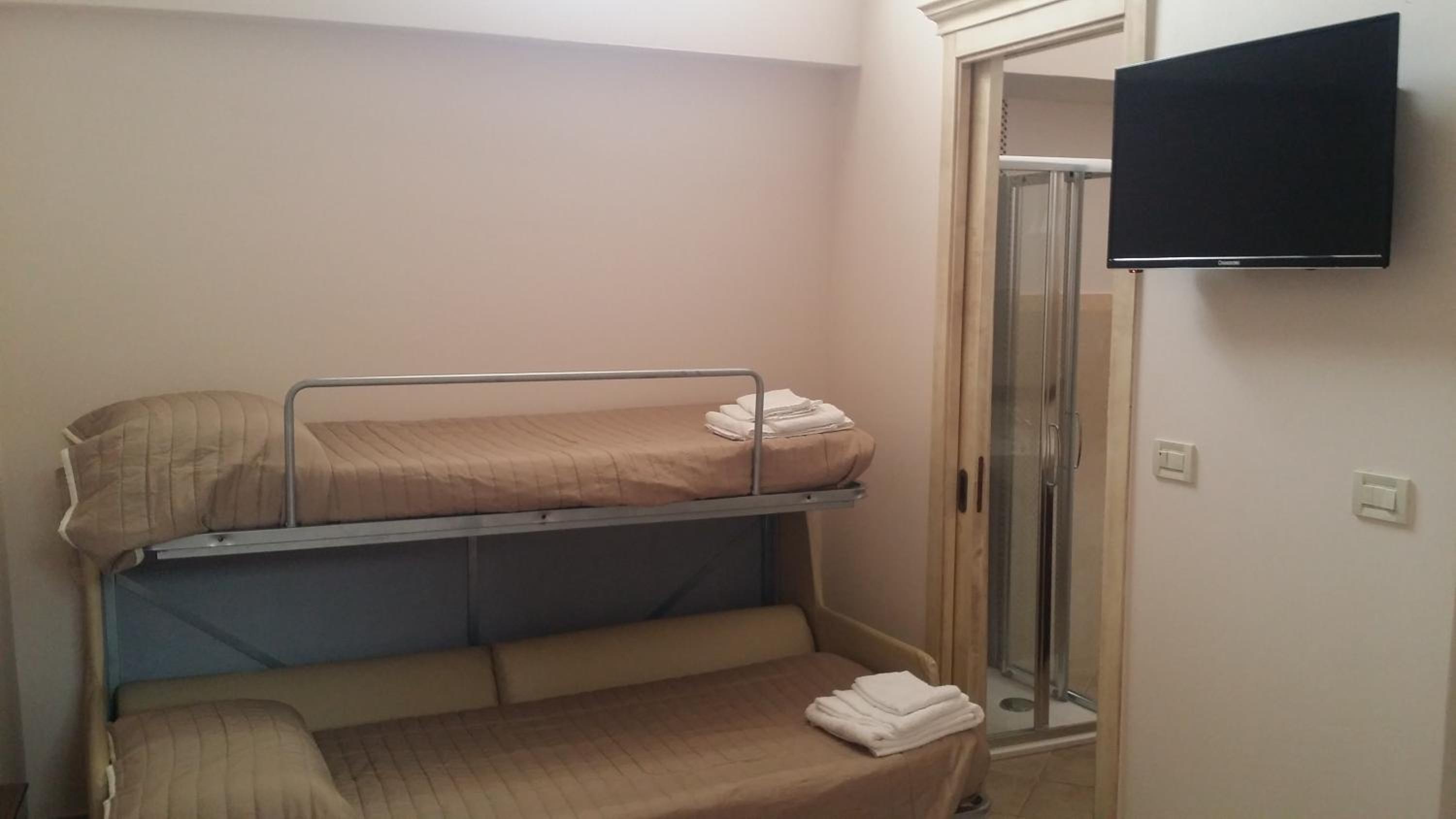 Quadruple Room with Private Bathroom photo 1