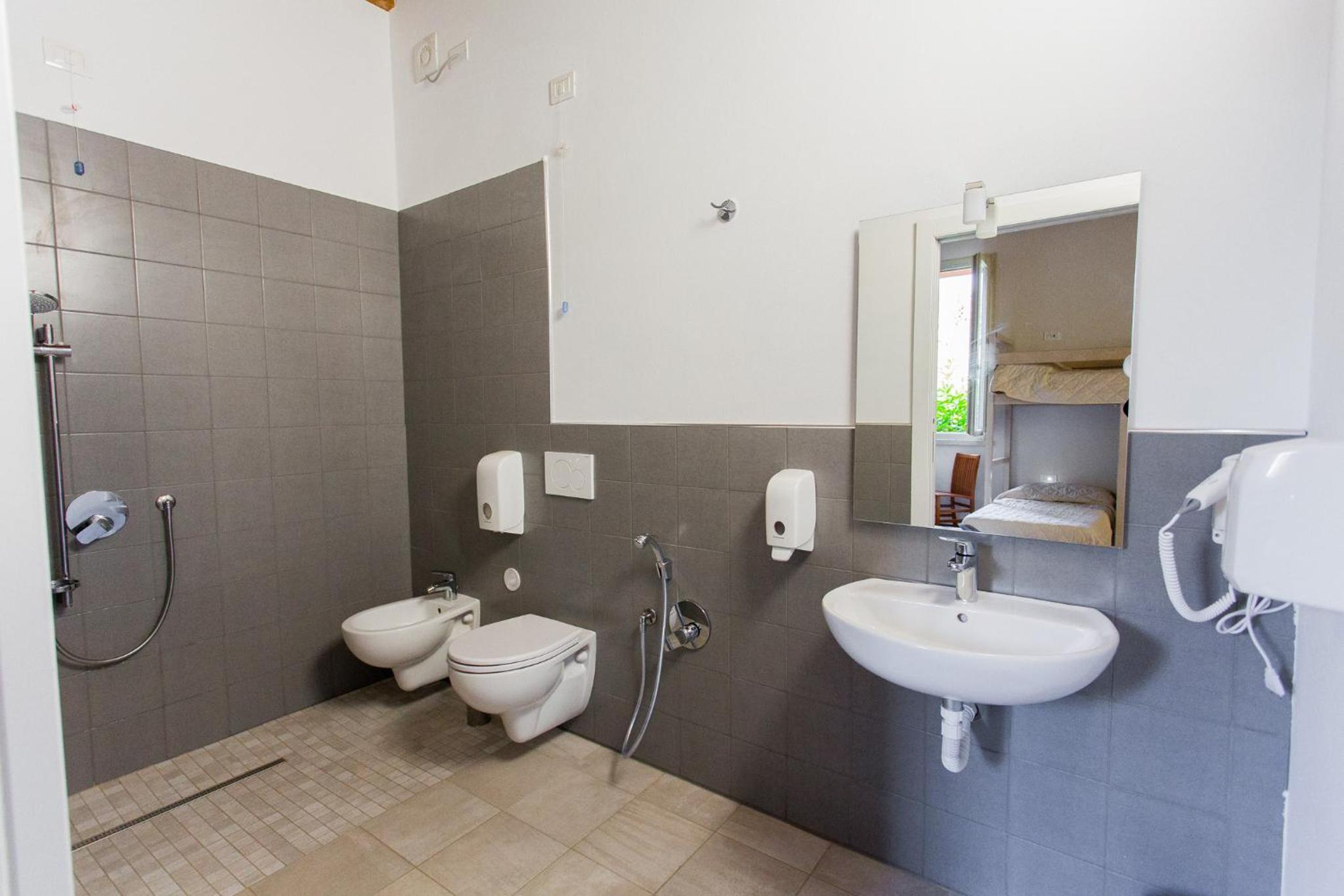 Family Room with Private Bathroom - Photo 3