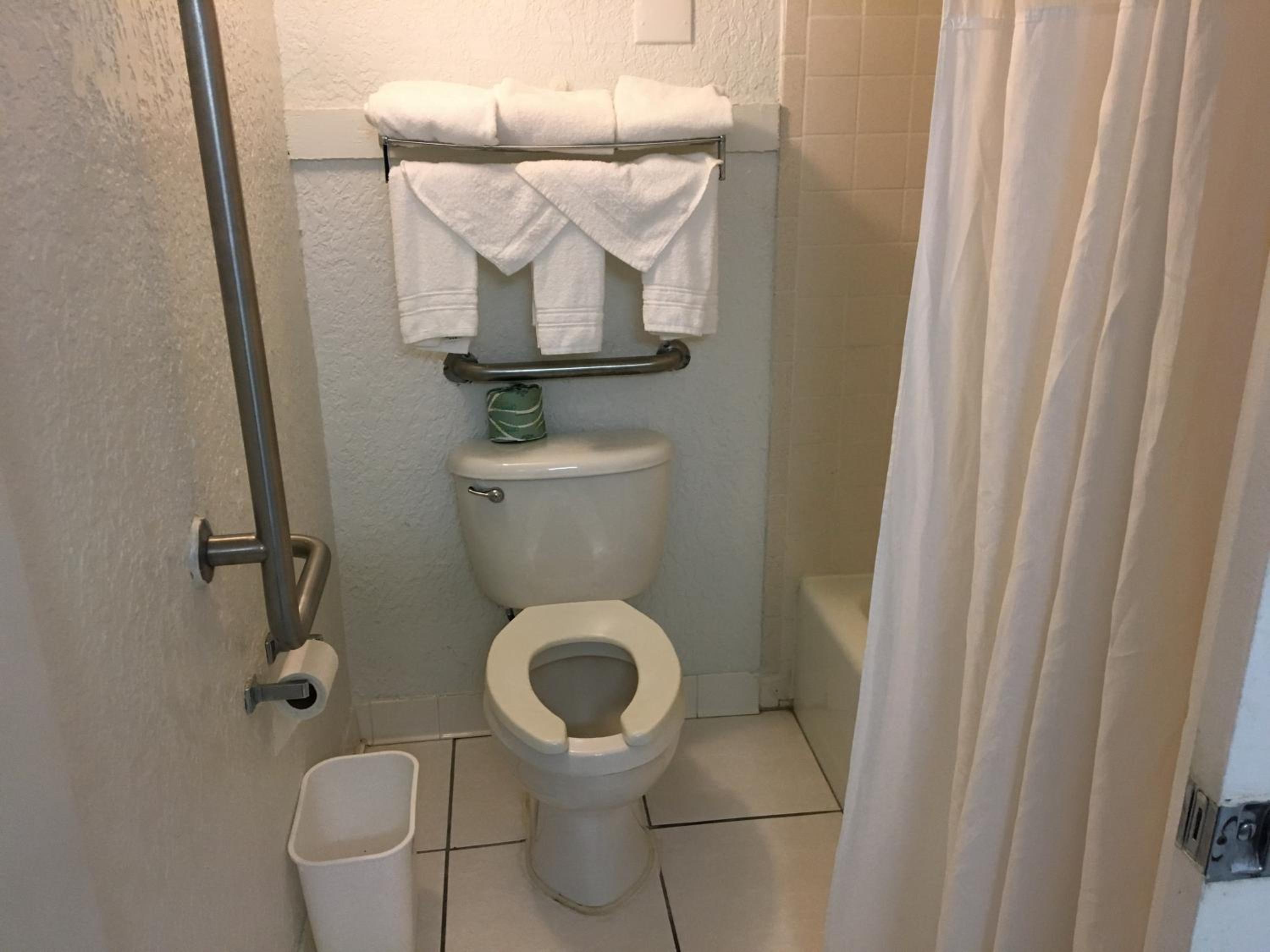 Days Inn & Suites by Wyndham Fort Pierce Midtown, Photo 9