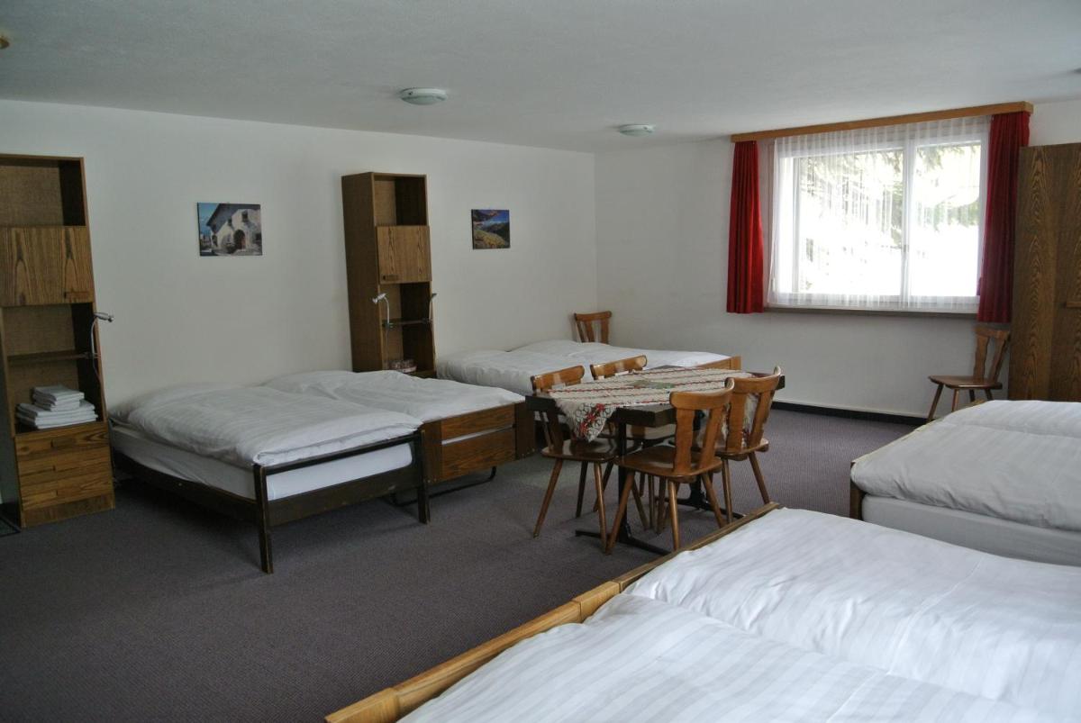 Eight Bedded Room with Shared Bathroom photo 2