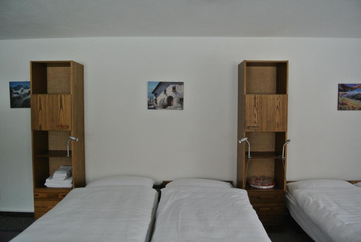 Eight Bedded Room with Shared Bathroom photo 3