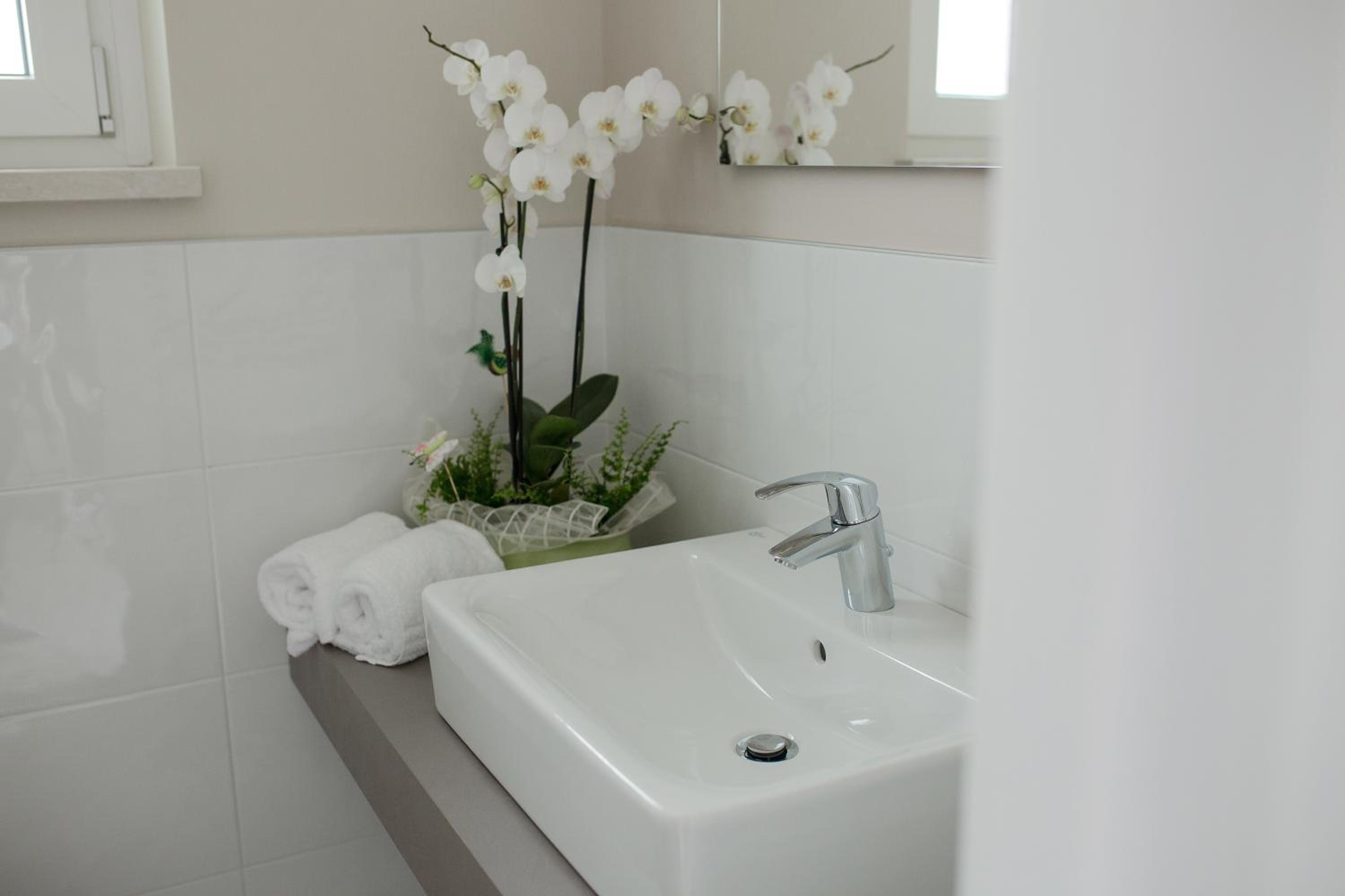 Luxury Double Room with Private External Hot Tub photo 3