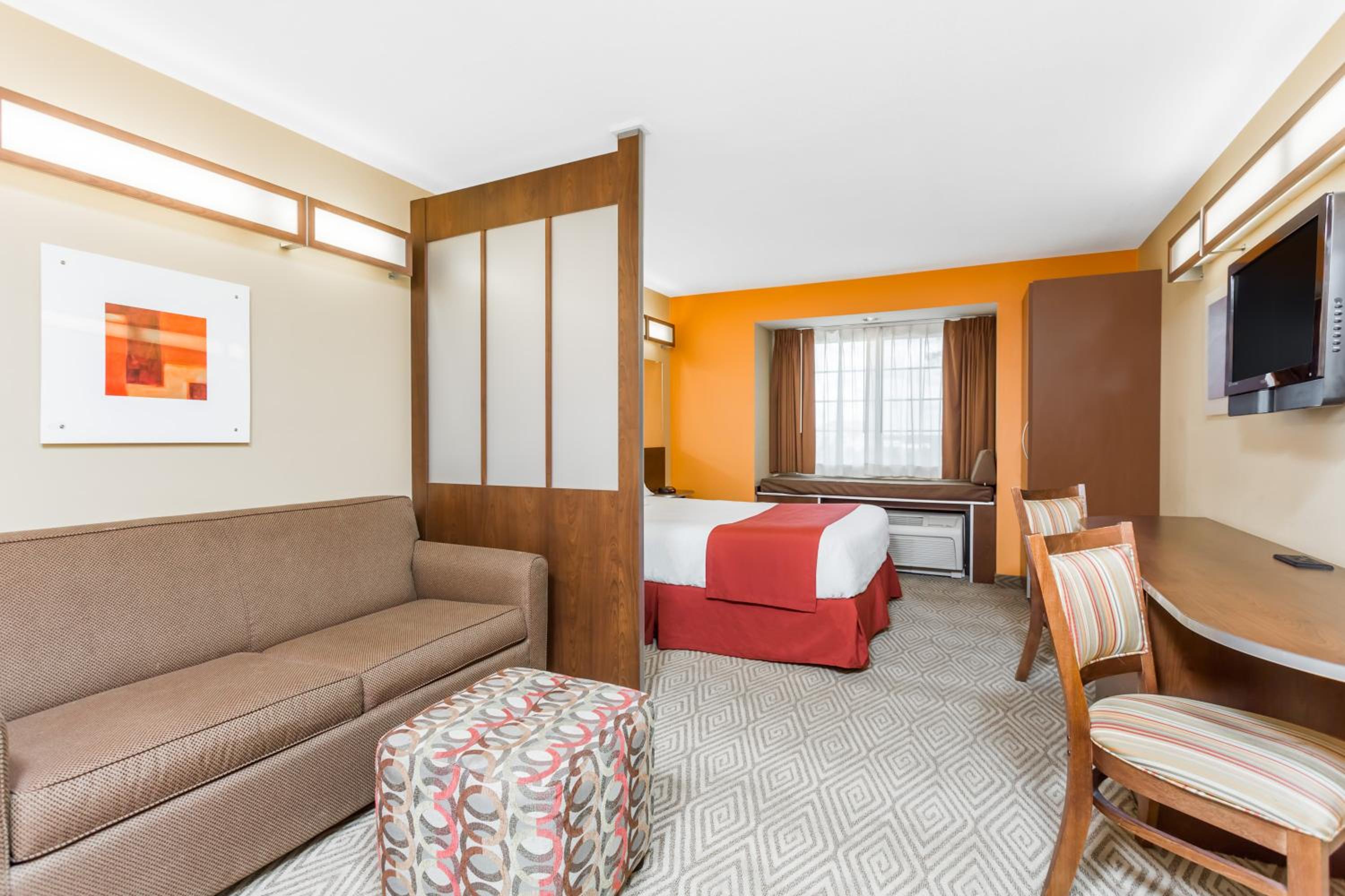Queen Suite - Accessible/Non-Smoking - Photo 3