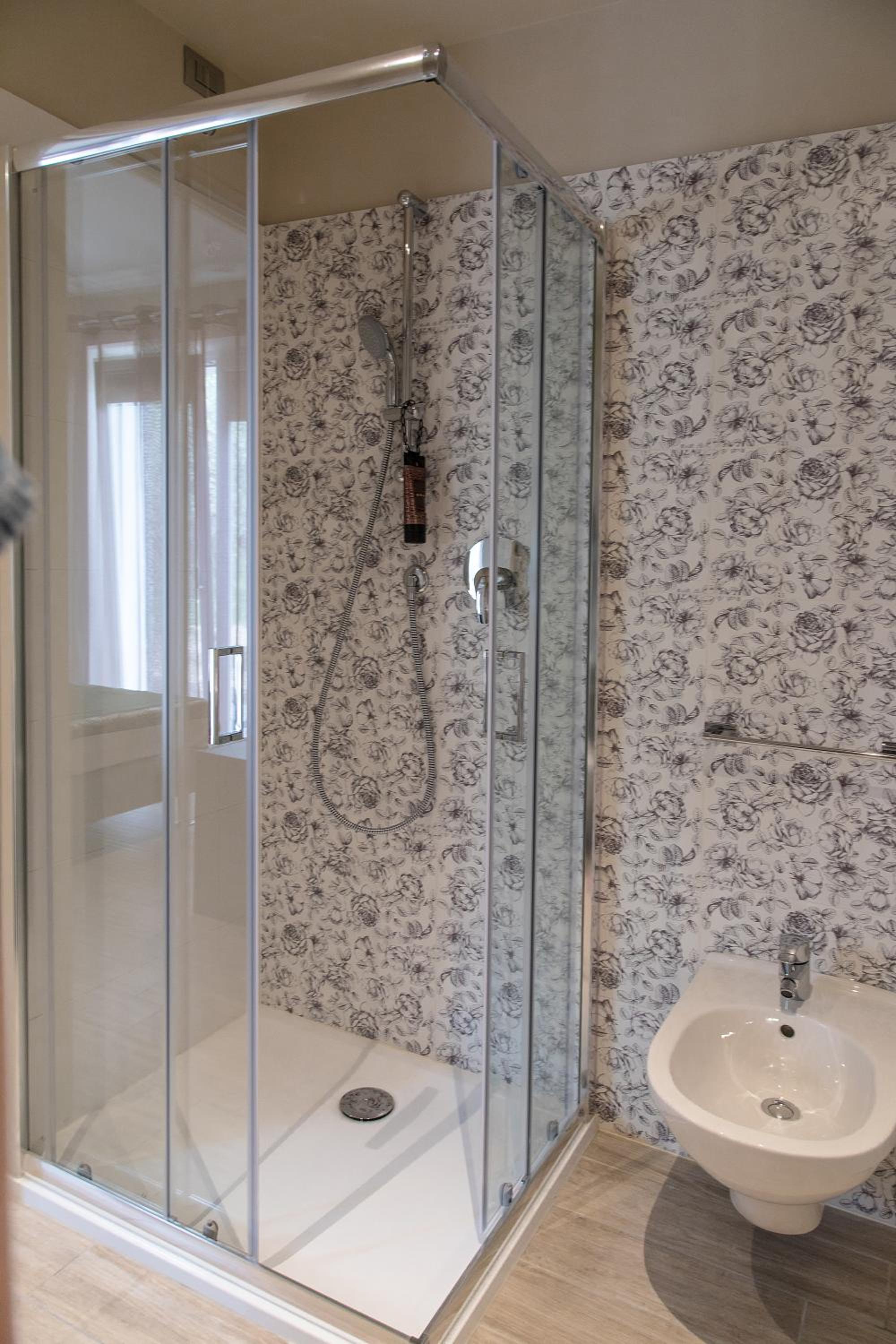 Deluxe Double Room with Shower photo 2