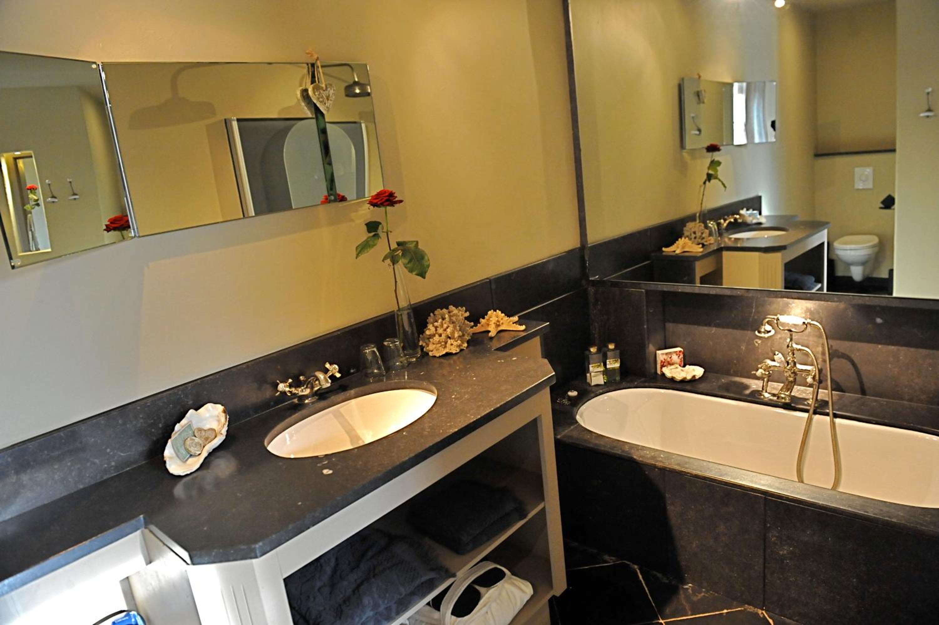 Deluxe Double Room with Bath photo 2