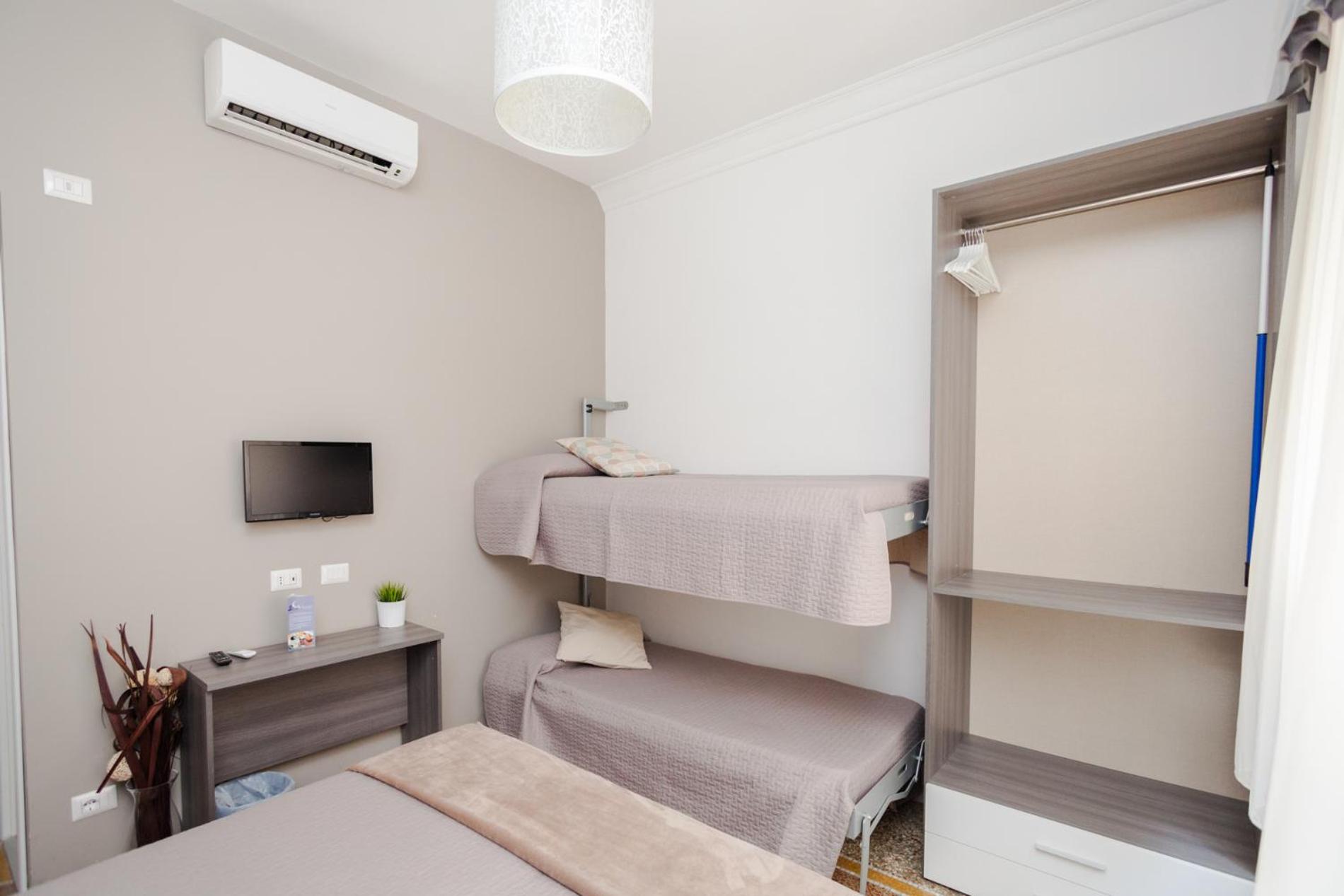 Quadruple Room with Private Bathroom photo 3