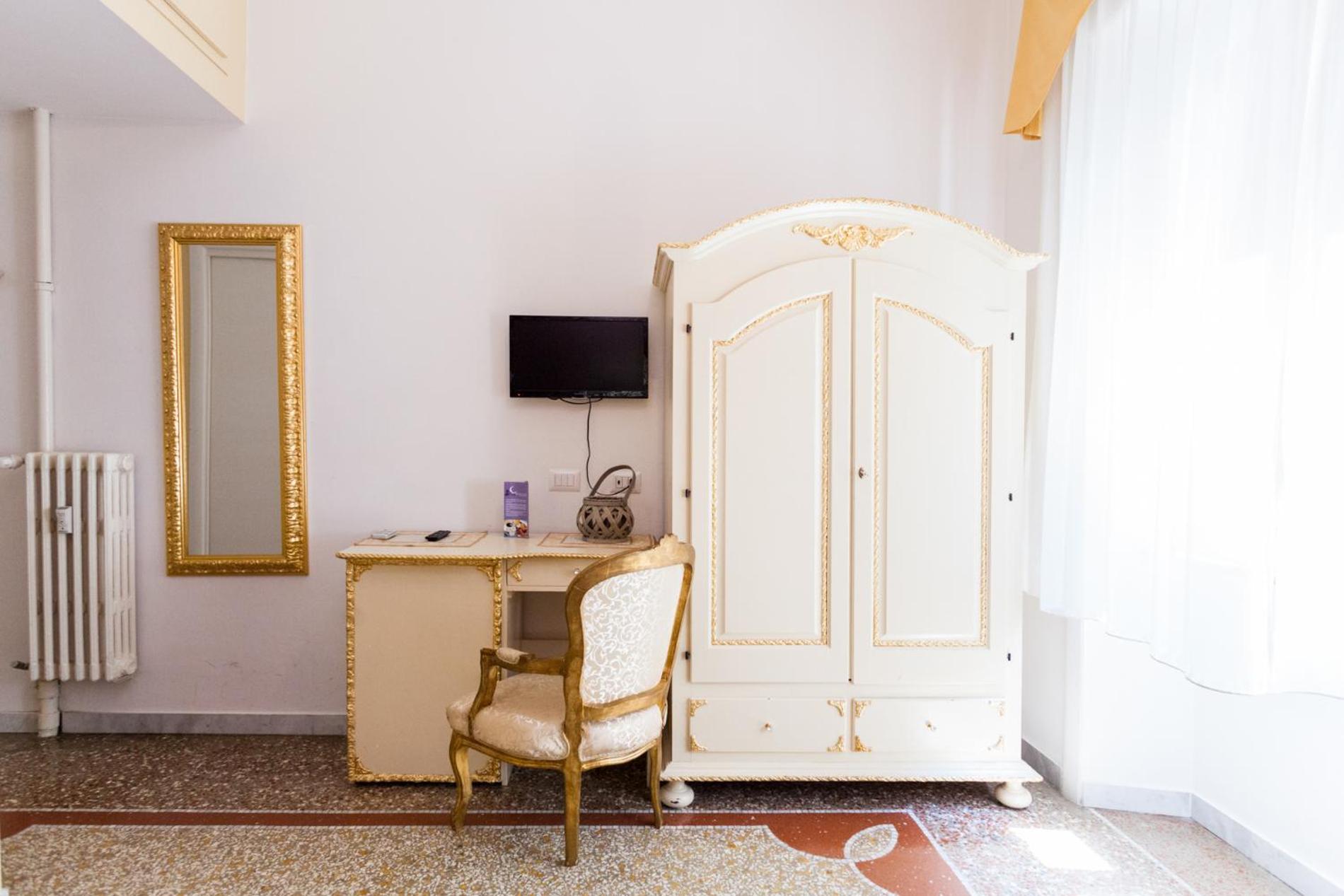 Double Room with Private Bathroom photo 3