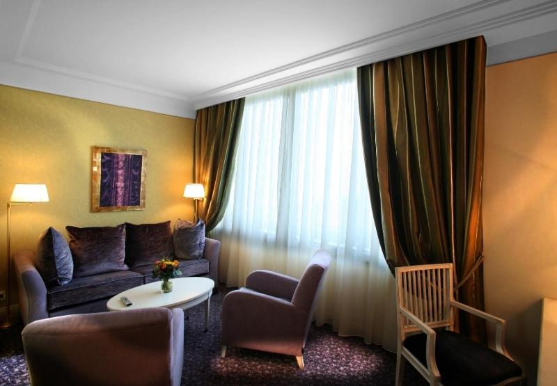 Suite Junior Familiale (2 Adultes + 2 Enfants – 12 Ans) Suite Junior Familiale (2 Adultes + 2 Enfants – 12 Ans)