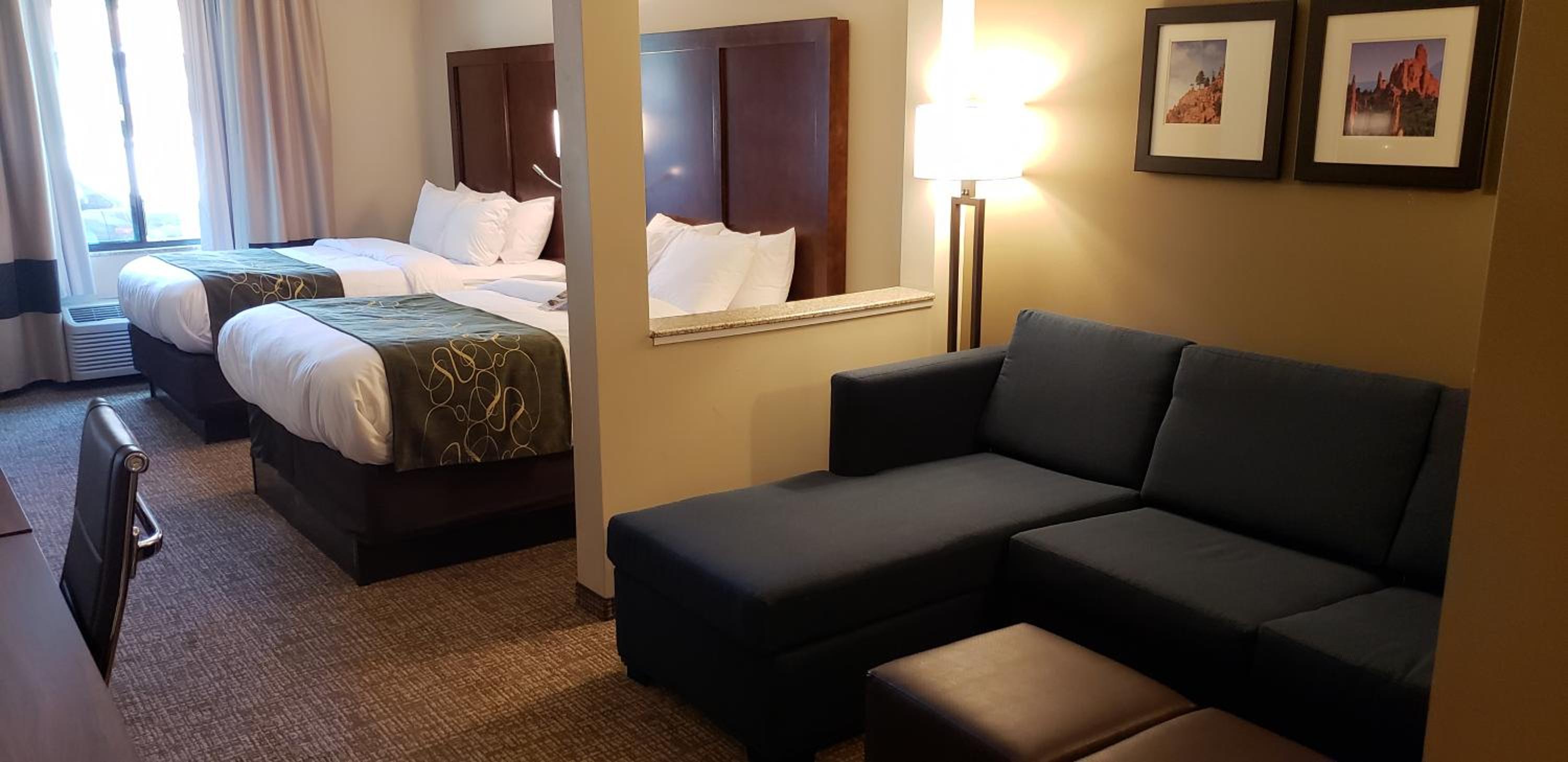 Executive Suite with two Queen Beds - Non-Smoking photo 2