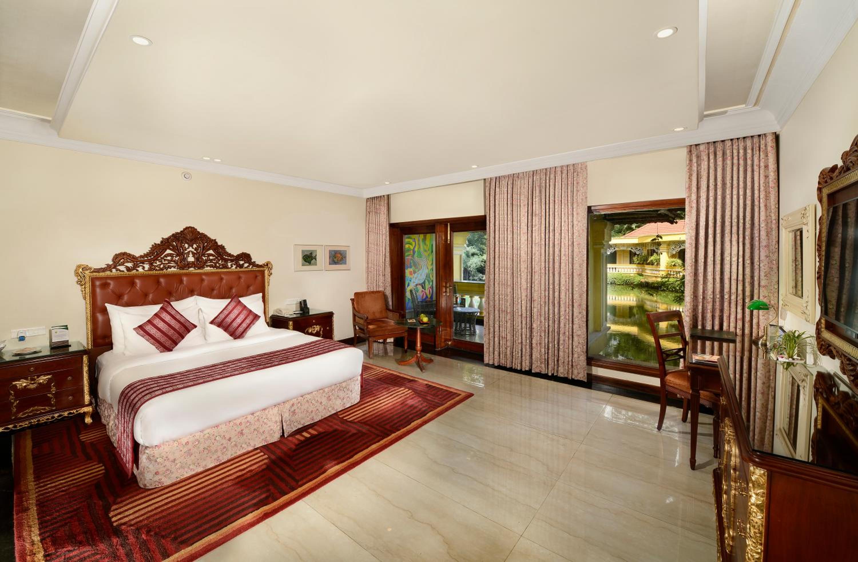 Executive Cottage Lagoon Facing King  - 10% Discount on Foods & Soft Beverages* | 15% Discounts on Laundry Services* | INR 500 spa credit during your stay on selective Massage services. TnC Apply.* | Free Mini-bar - 2 cans of soft Beverages (Once on Arriv - Photo 4