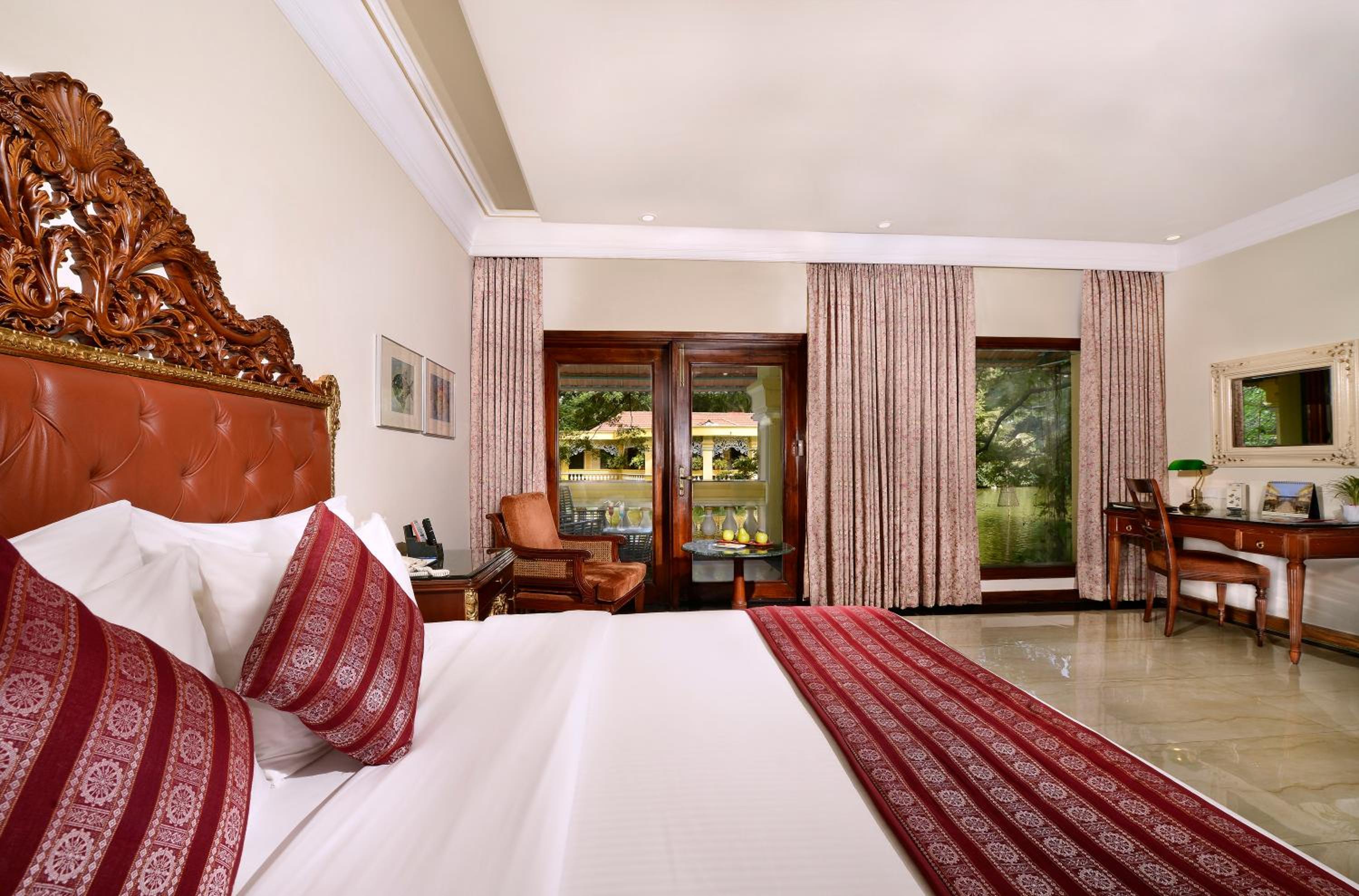 Executive Cottage Garden Facing King - - 10% Discount on Foods & Soft Beverages* | 15% Discounts on Laundry Services* | INR 500 spa credit during your stay on selective Massage services. TnC Apply.* - Photo 3