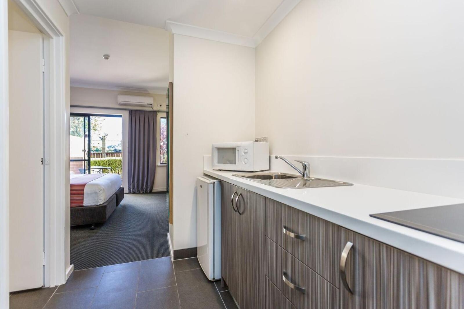 Deluxe King Room - Photo 2